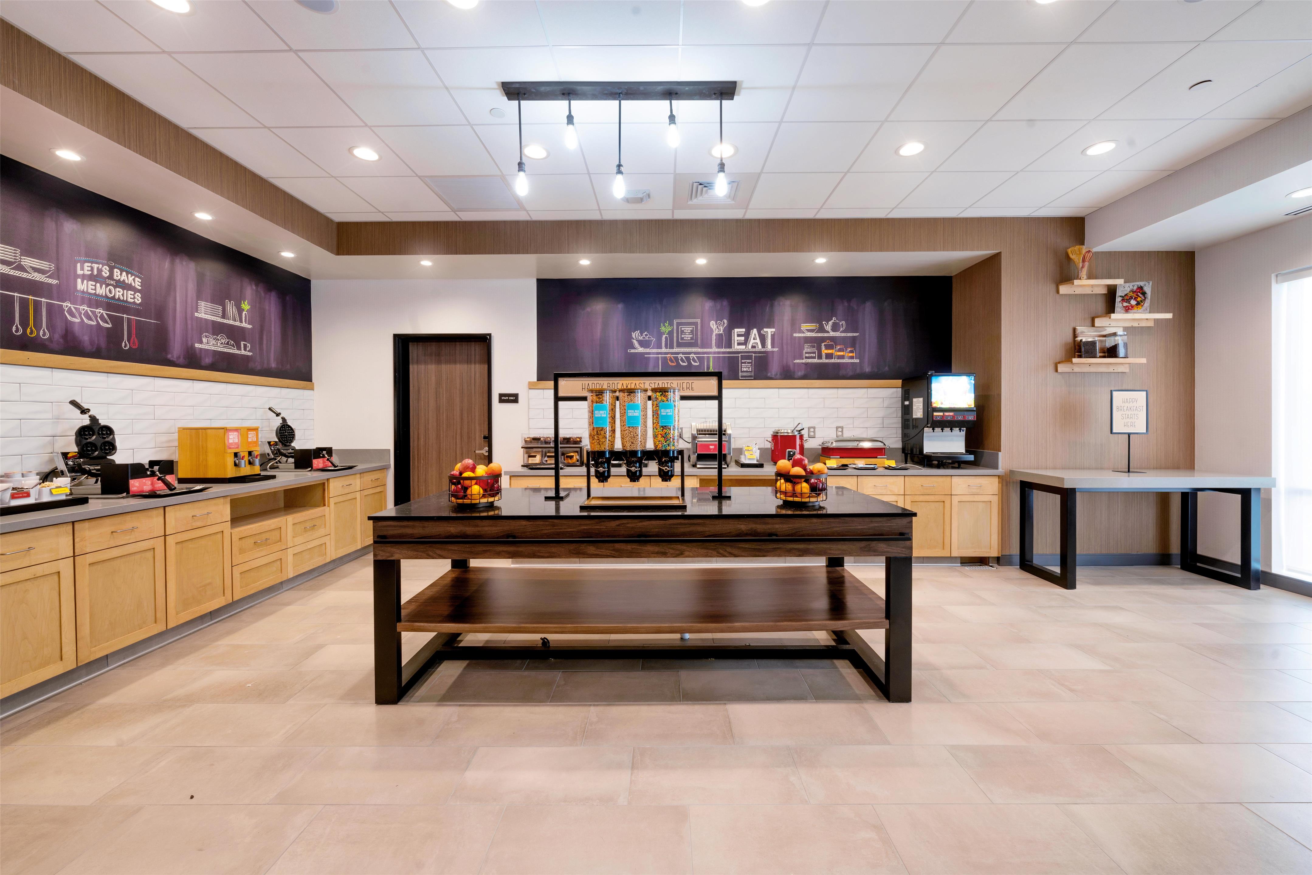 Breakfast Area | Hampton Inn Needles