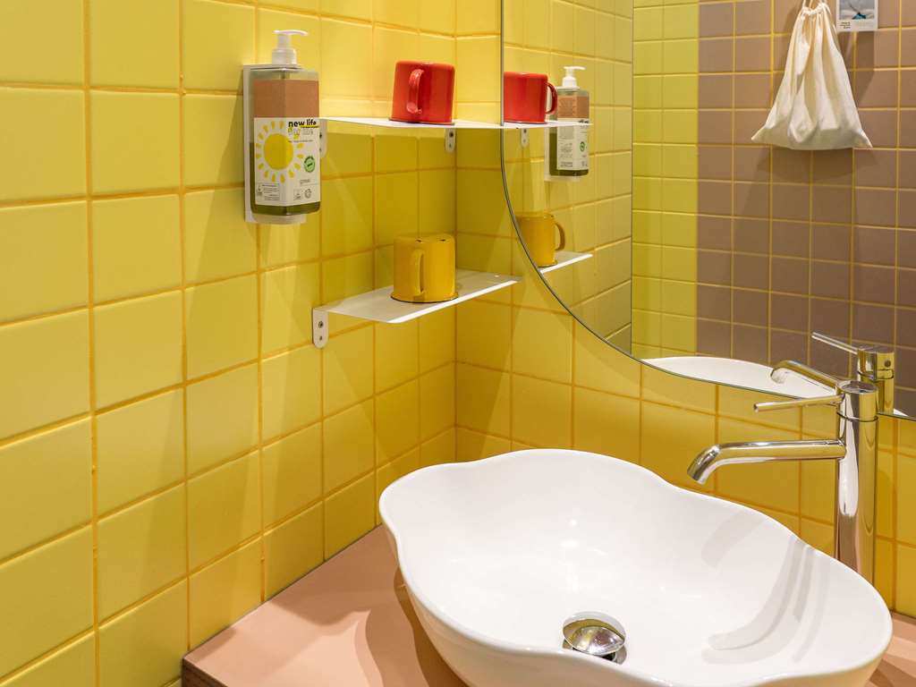 greet hotel Pont du Gard Route d'Avignon-guestroom-Guest Room,Bathroom,On-Site.jpg