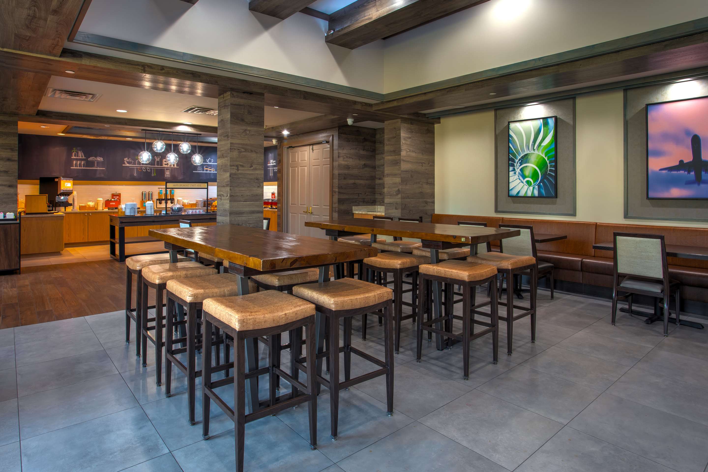 Breakfast Area | Hampton Inn & Suites Elizabeth Newark Airport