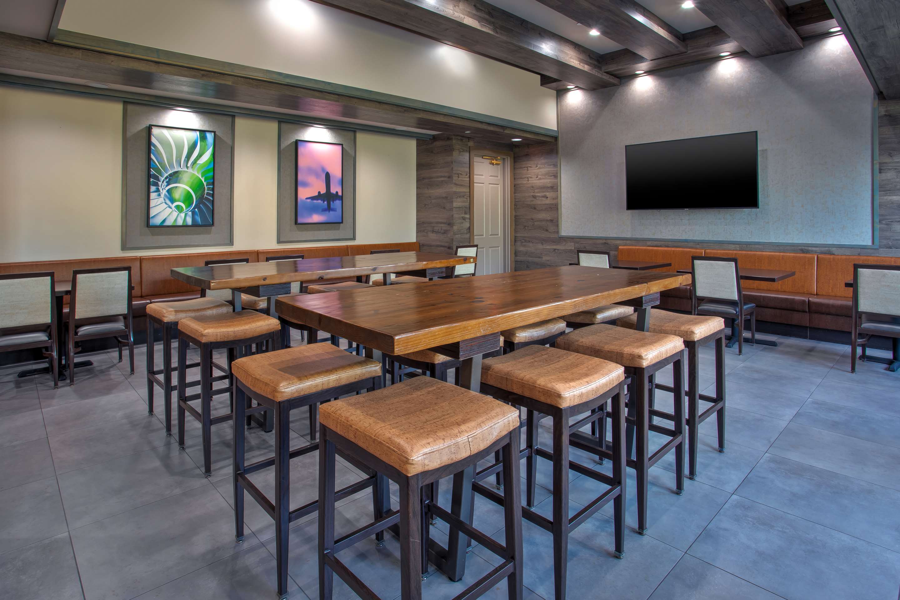 Breakfast Area | Hampton Inn & Suites Elizabeth Newark Airport