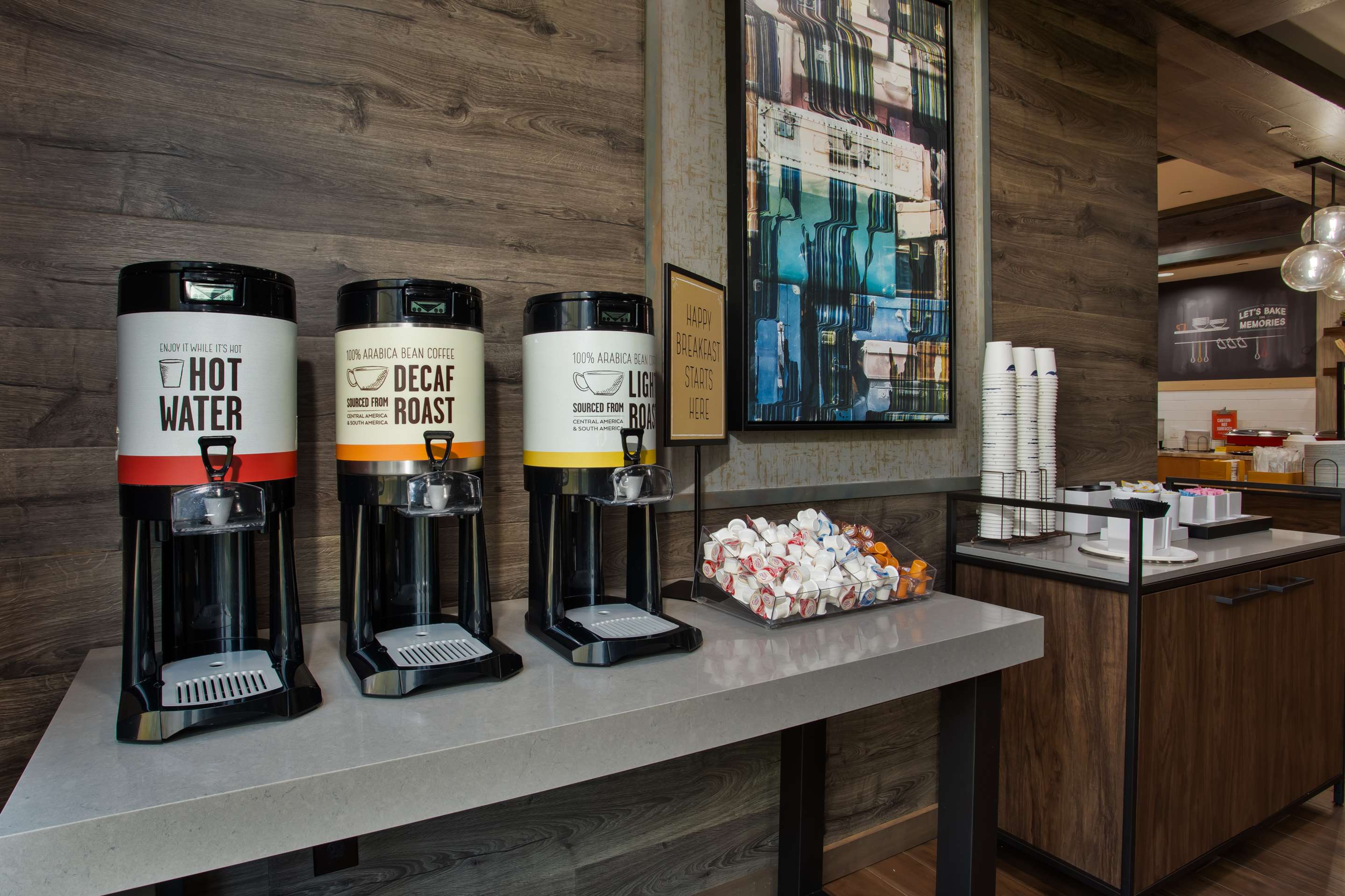 Restaurant | Hampton Inn & Suites Elizabeth Newark Airport
