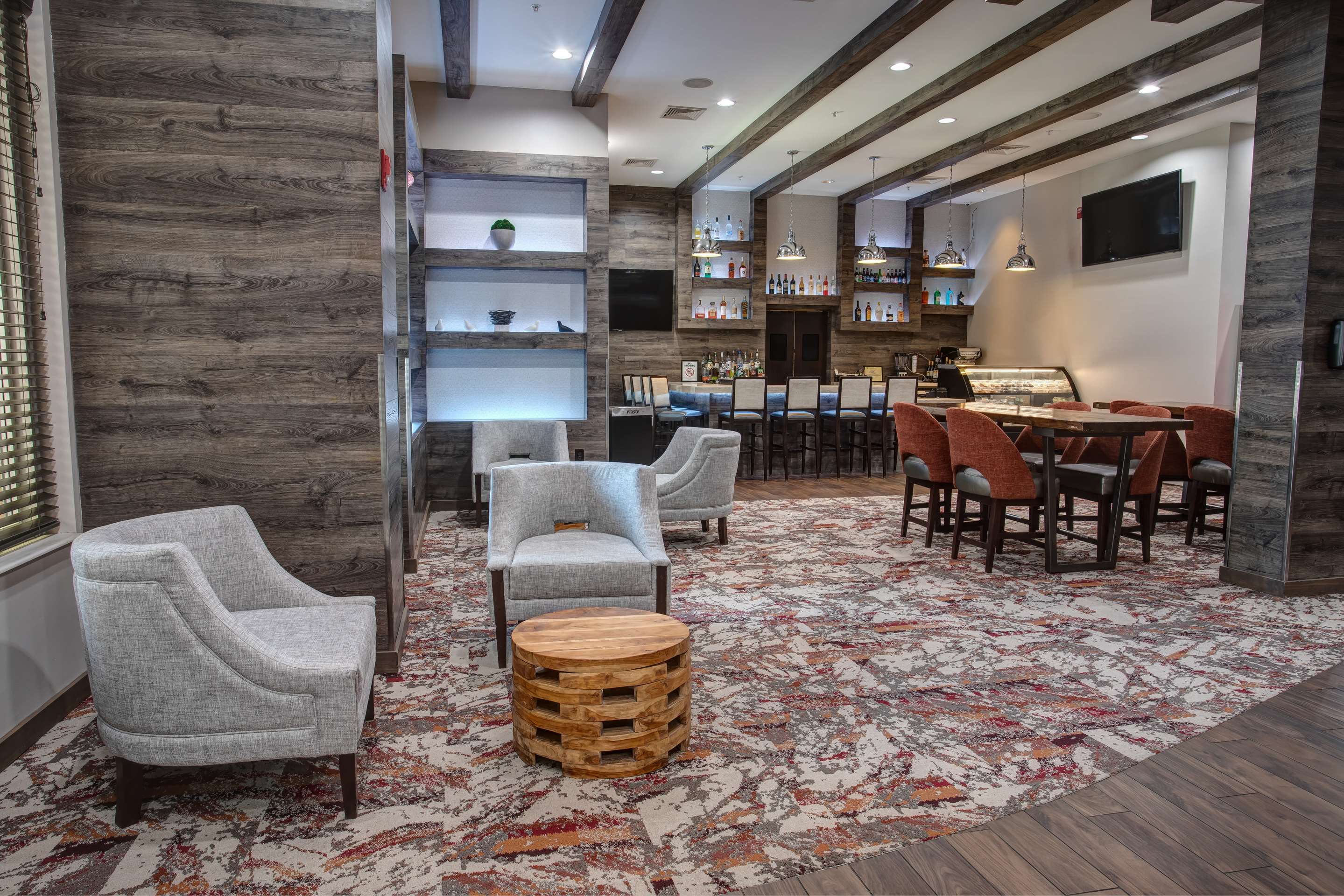 Lobby | Hampton Inn & Suites Elizabeth Newark Airport