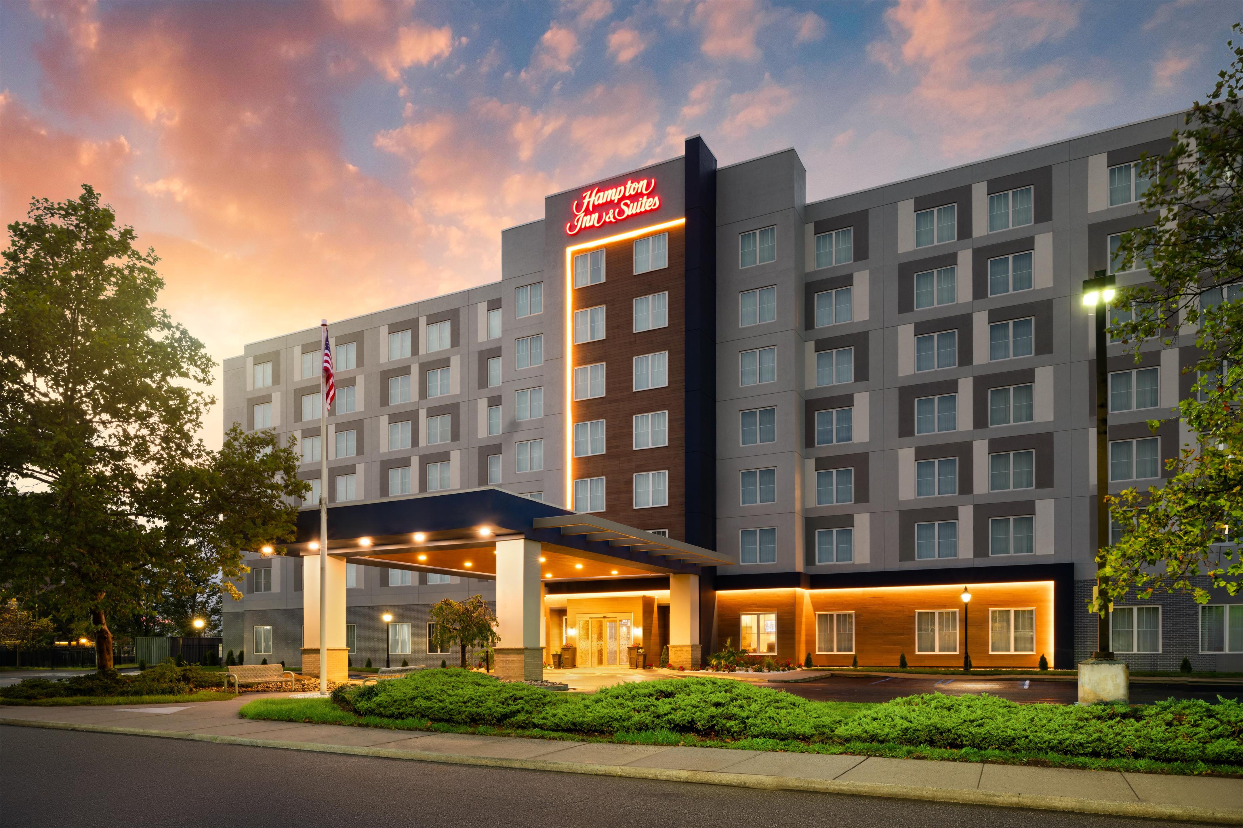 Exterior | Hampton Inn & Suites Elizabeth Newark Airport