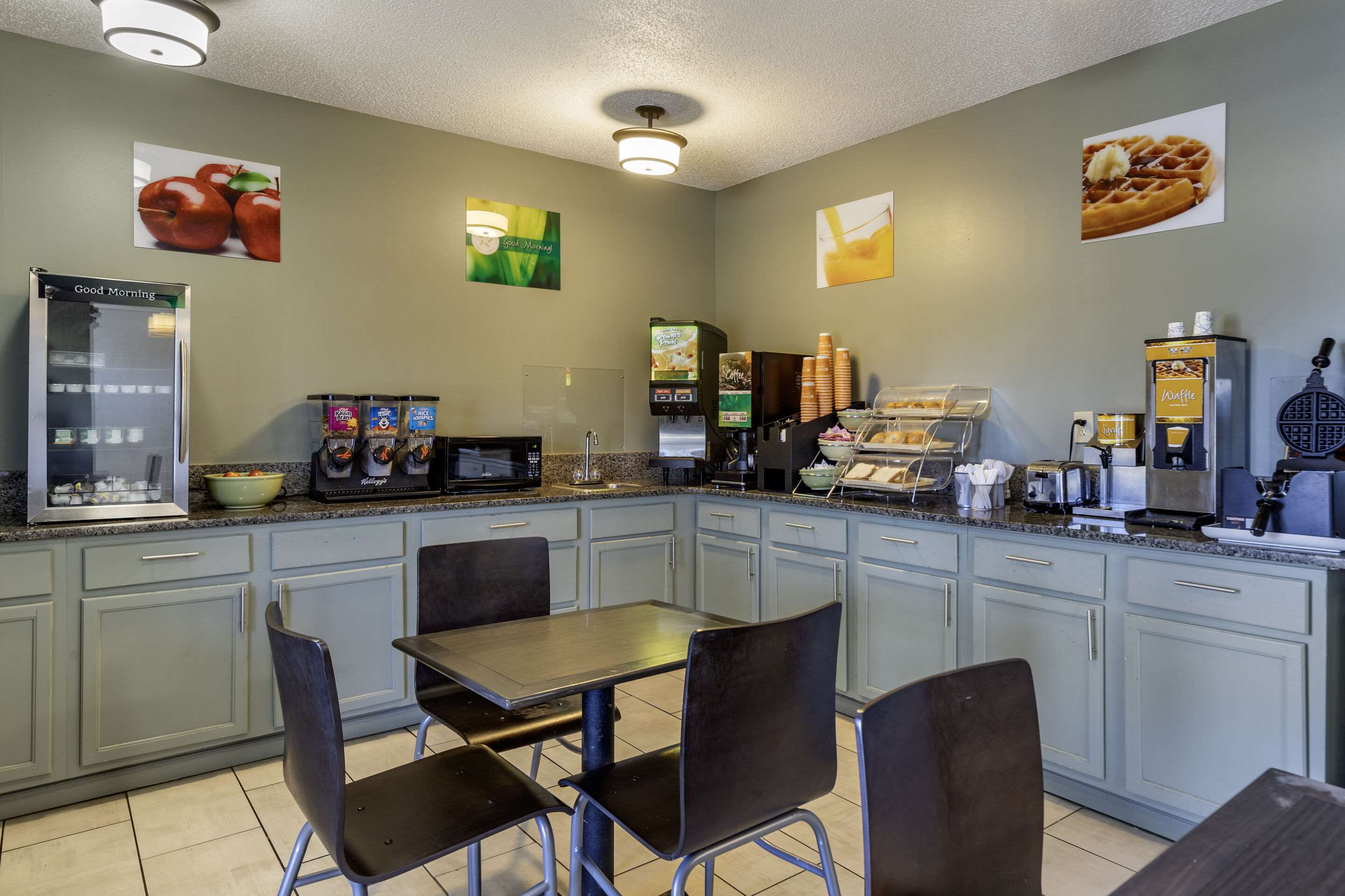 Breakfast area | Quality Inn