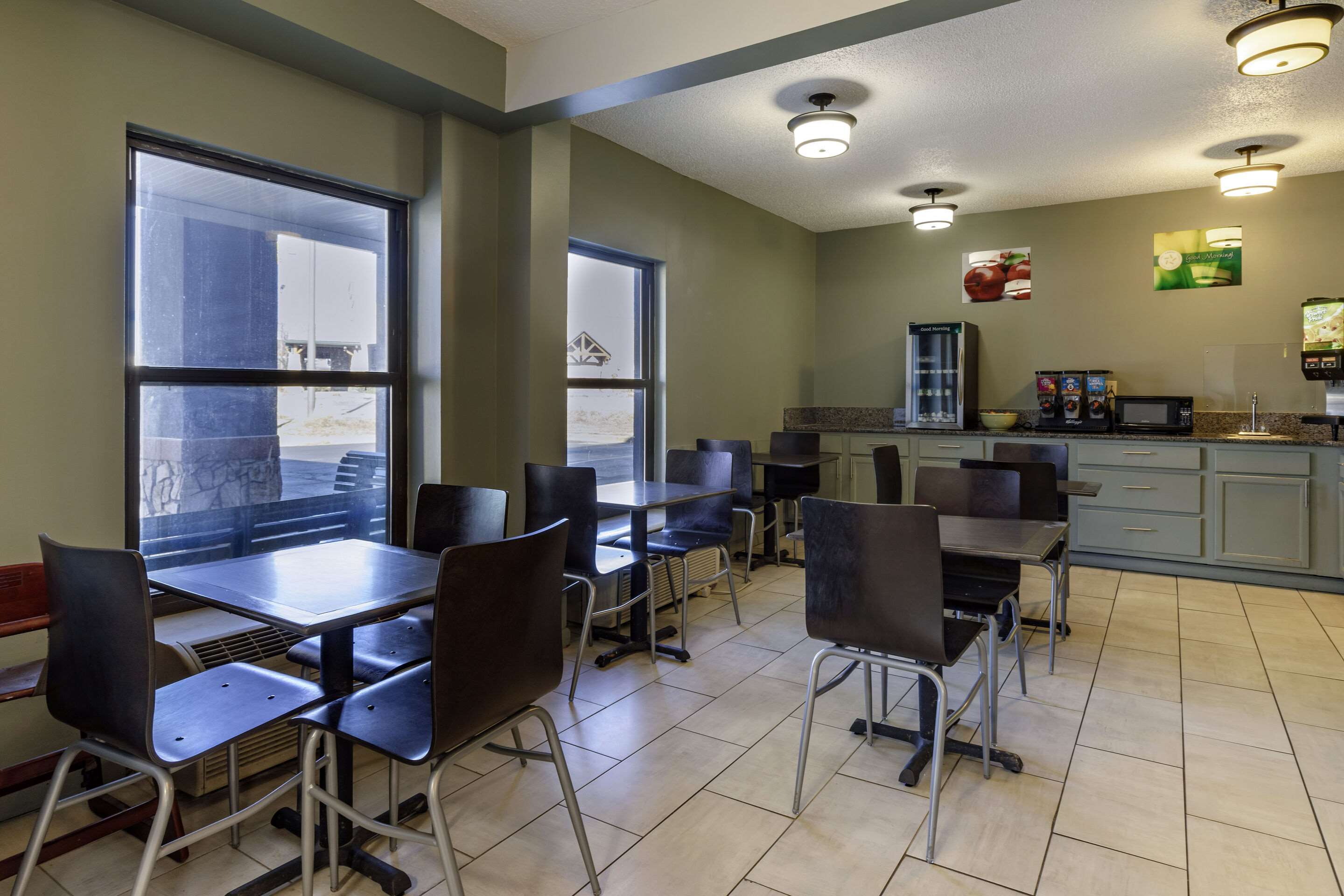 Enjoy breakfast in this seating area | Quality Inn