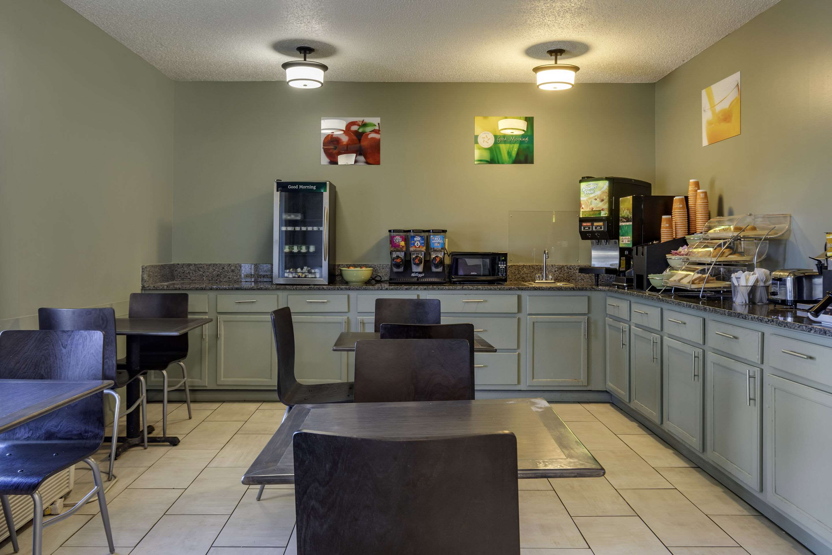 Breakfast counter | Quality Inn