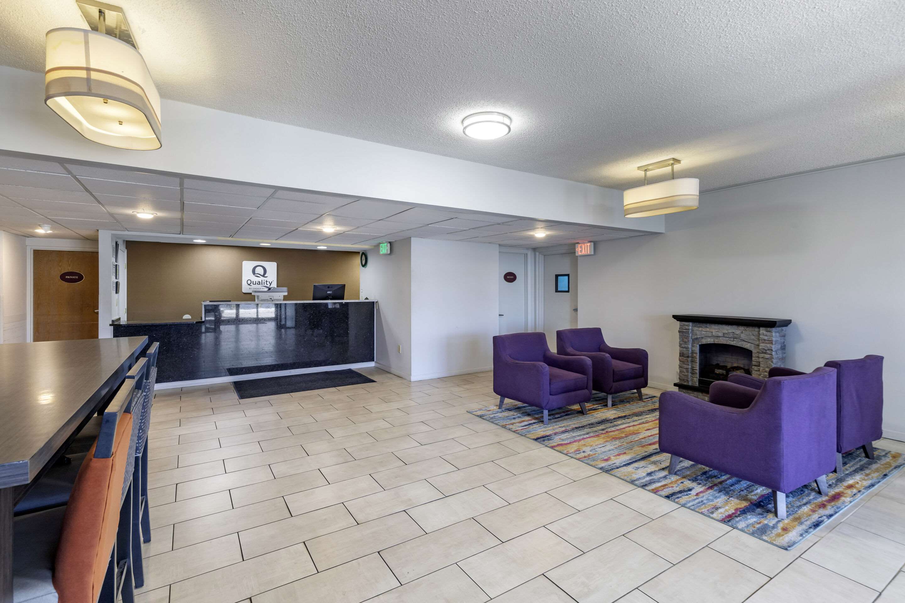 Lobby with sitting area | Quality Inn