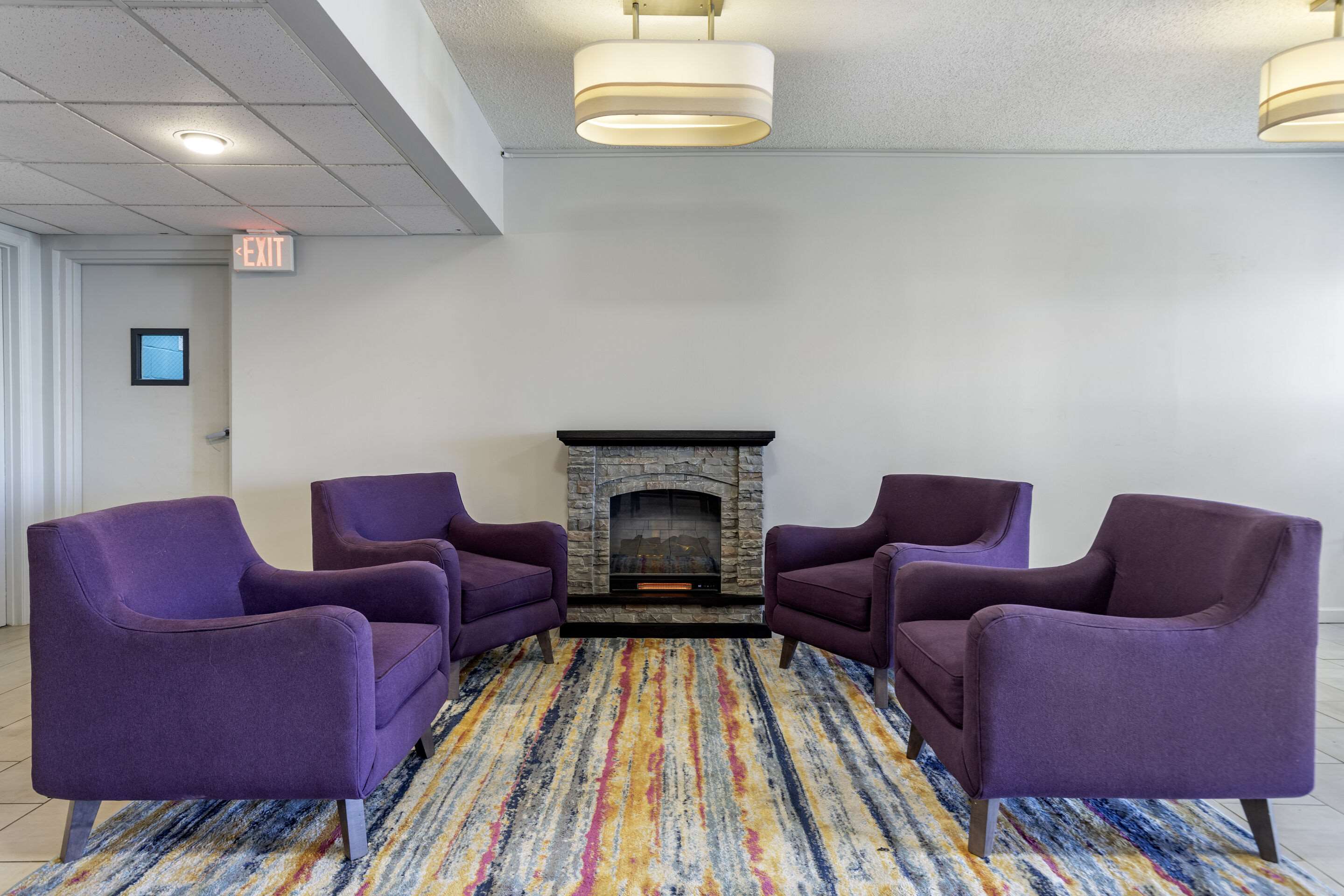 Lobby with sitting area | Quality Inn