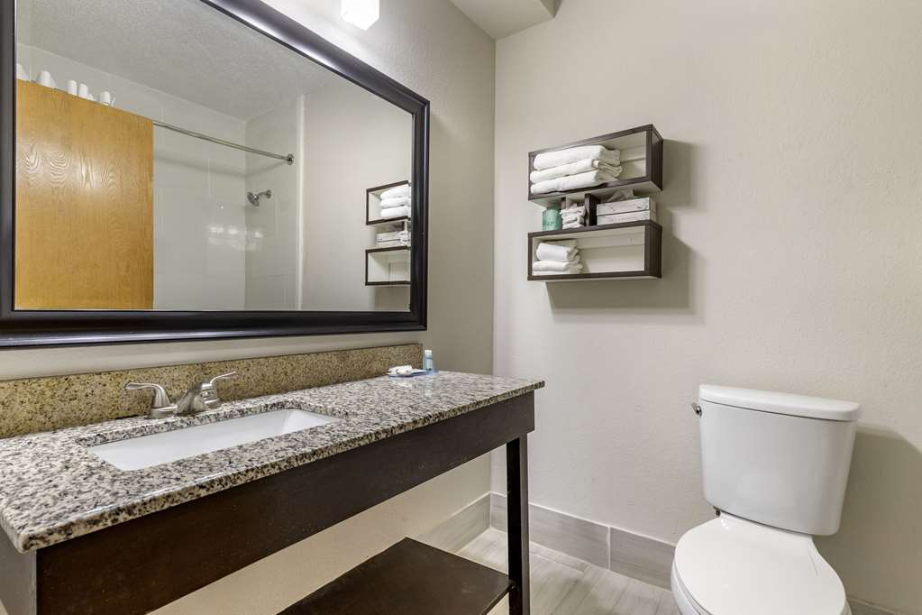 QUALITY INN SPARTANBURG NORTHWEST-guestroom-Guest Room,Bathroom,On-Site.jpg