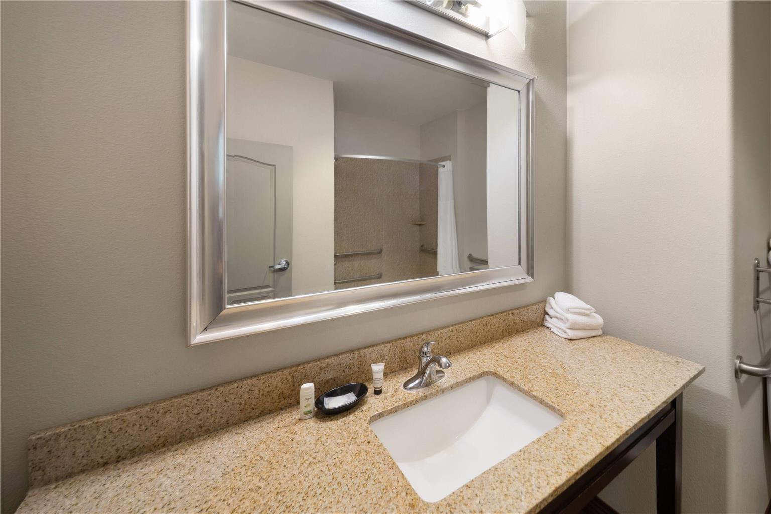 BAYMONT BY WYNDHAM ANDREWS TX-guestroom-Guest Room,Bathroom,Accessibility,On-Site.jpg