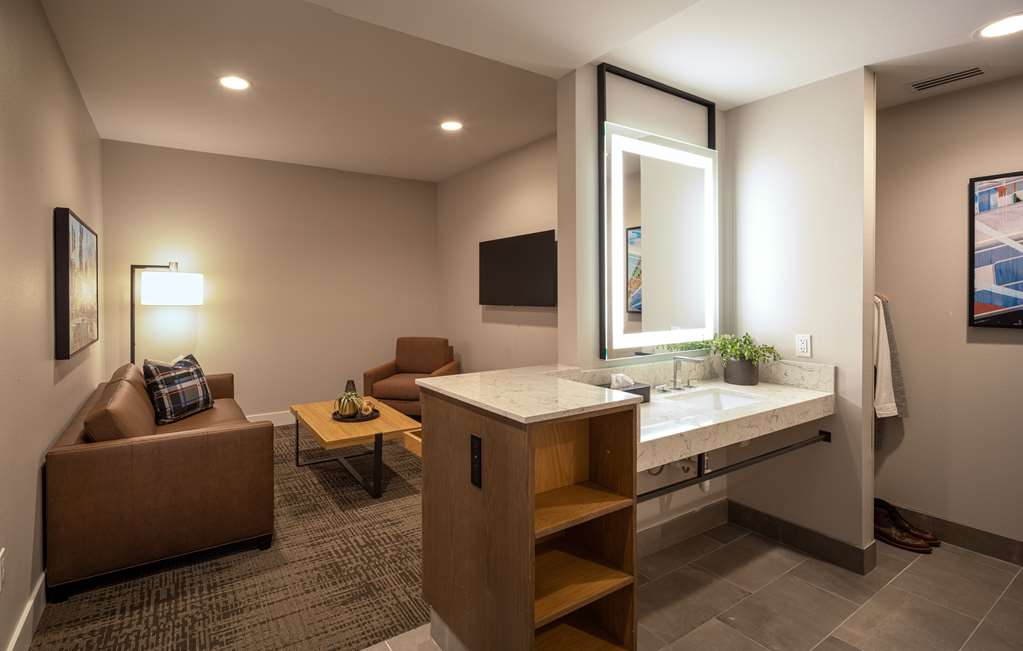 AYRES HOTEL RIALTO FONTANA-guestroom-Guest Room,On-Site.jpg
