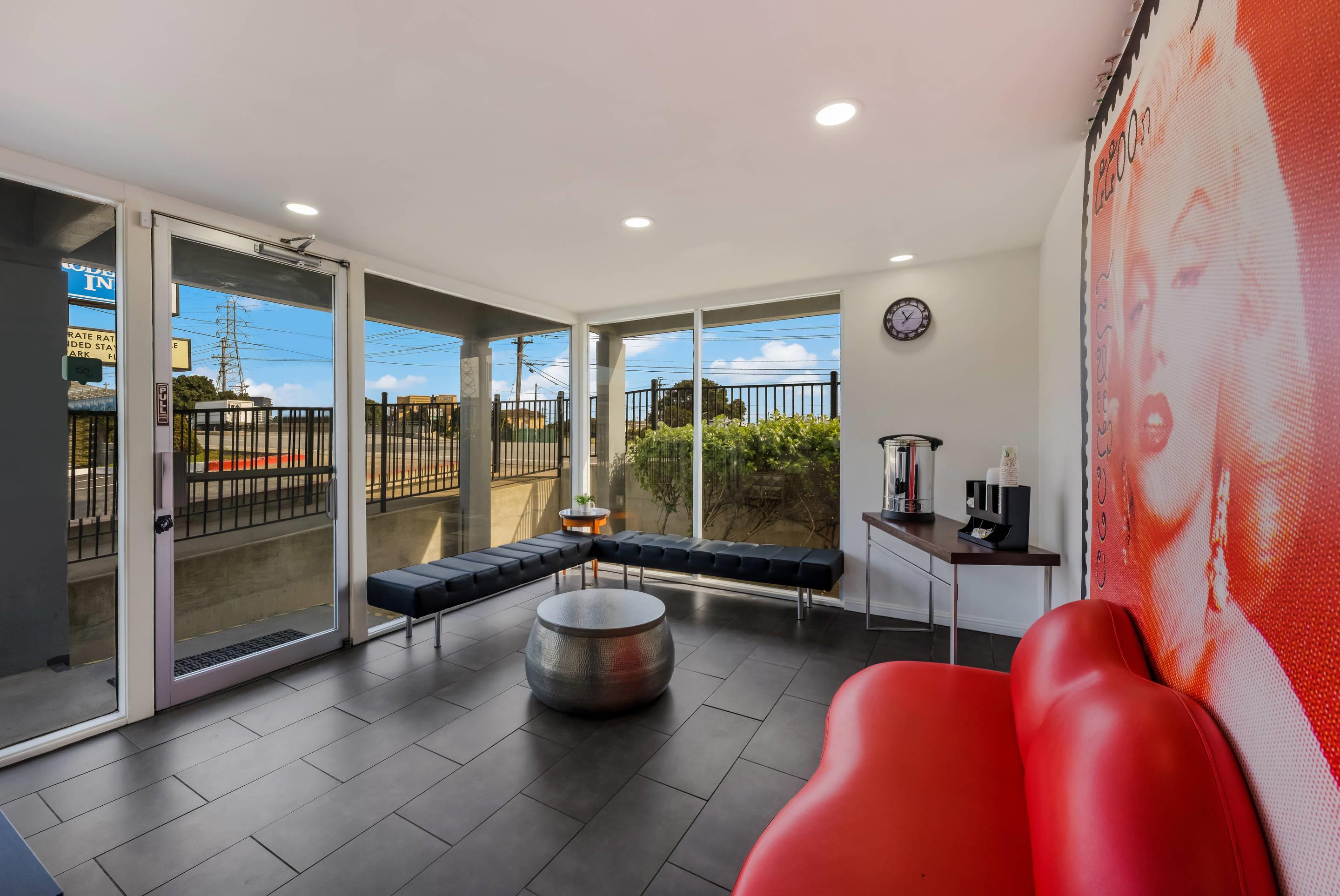 Spacious lobby | Rodeway Inn