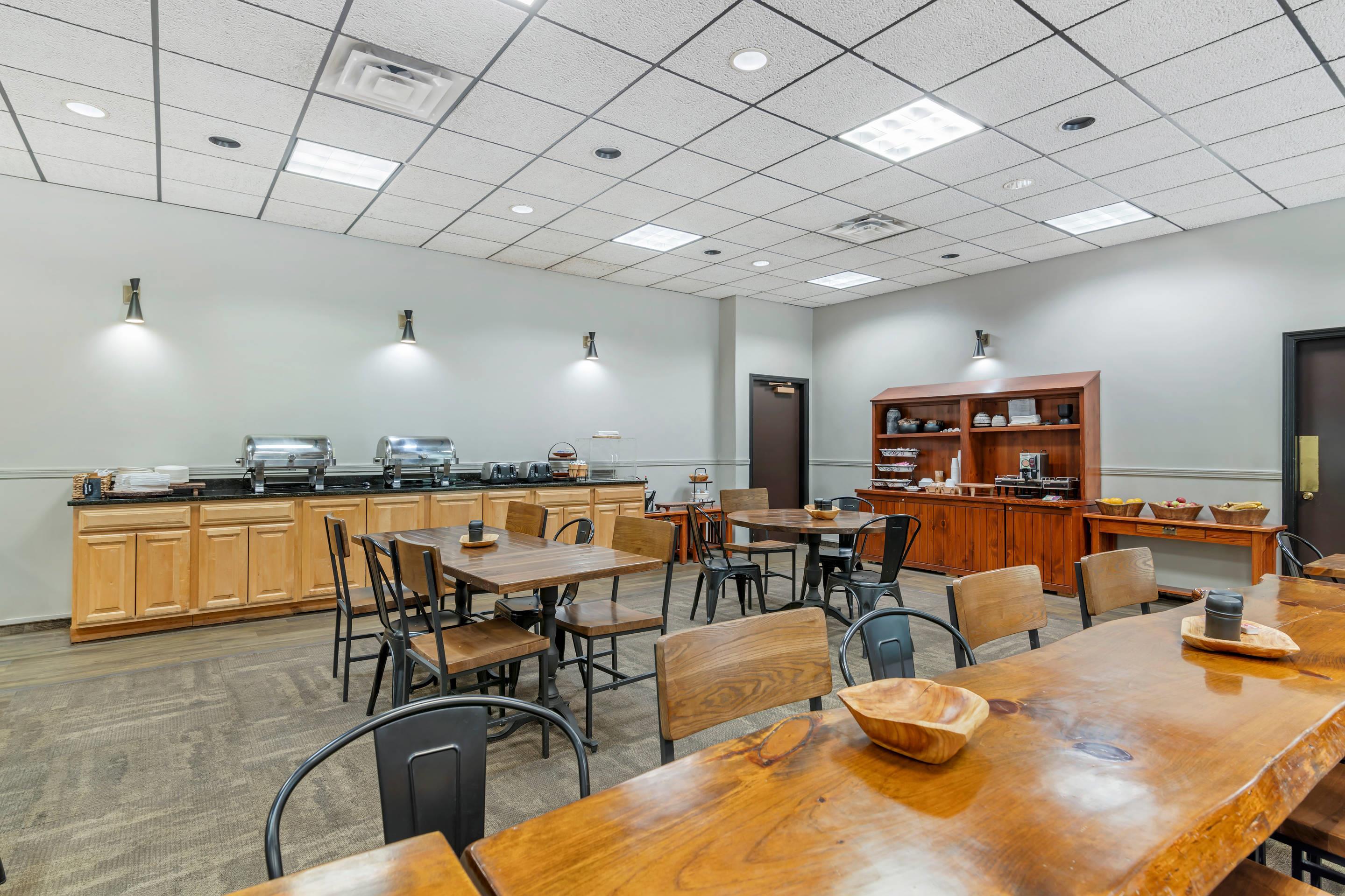 Breakfast area | Green Granite Inn, Ascend Hotel Collection