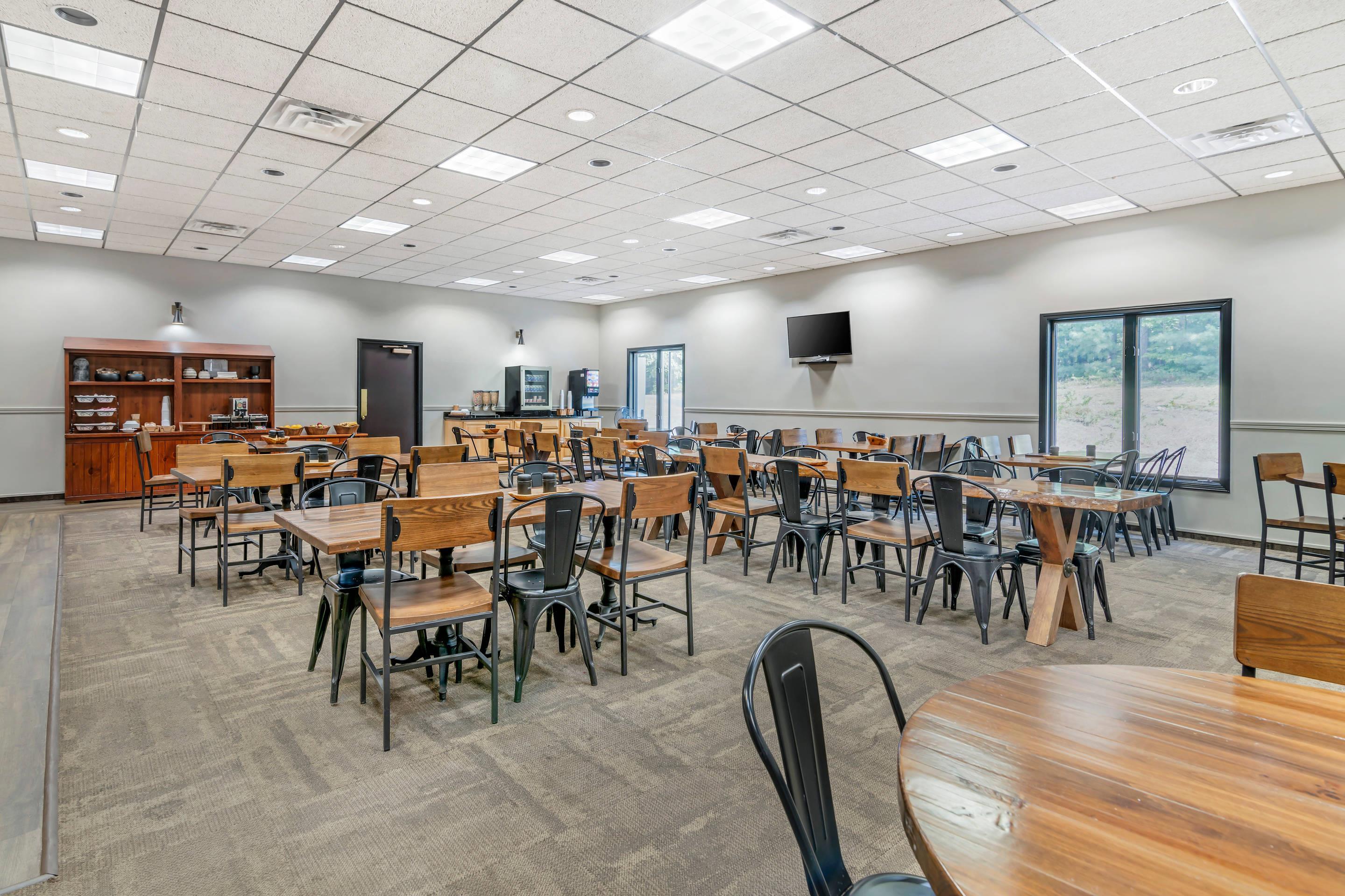 Breakfast area | Green Granite Inn, Ascend Hotel Collection