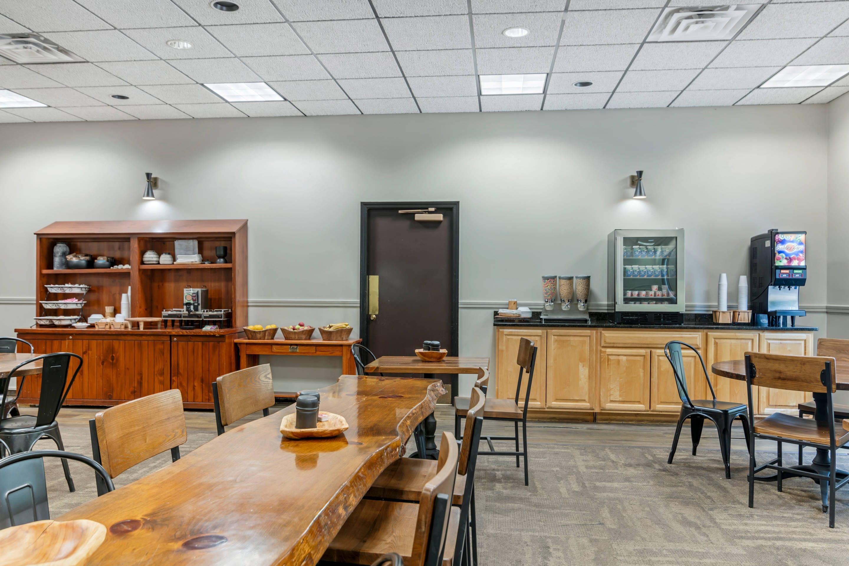 Breakfast area | Green Granite Inn, Ascend Hotel Collection