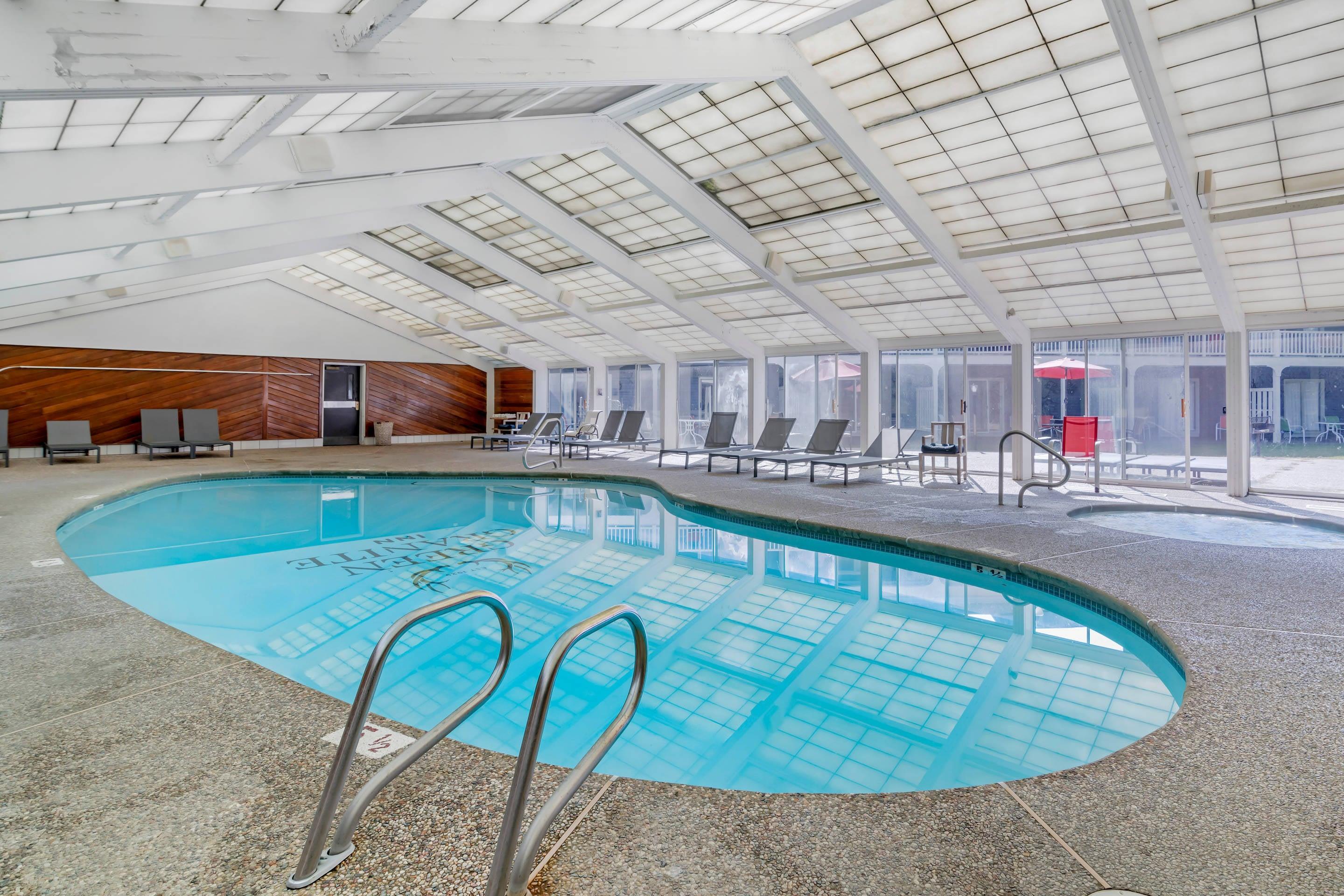 Indoor pool | Green Granite Inn, Ascend Hotel Collection