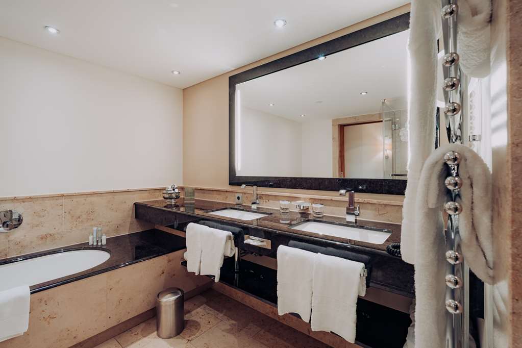 INTERALPEN HOTEL TYROL-guestroom-Guest Room,Bathroom,On-Site.jpg
