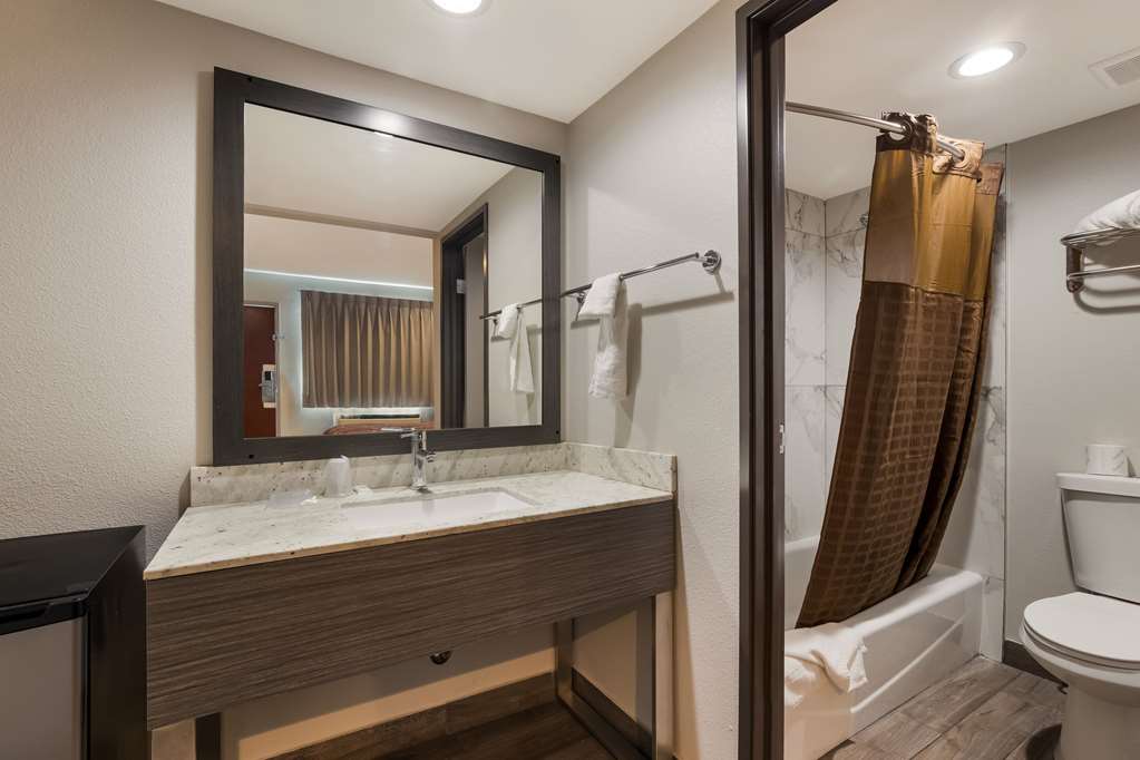 RODEWAY INN SAN BERNARDINO - COLTON-guestroom-Guest Room,Bathroom,On-Site.jpg