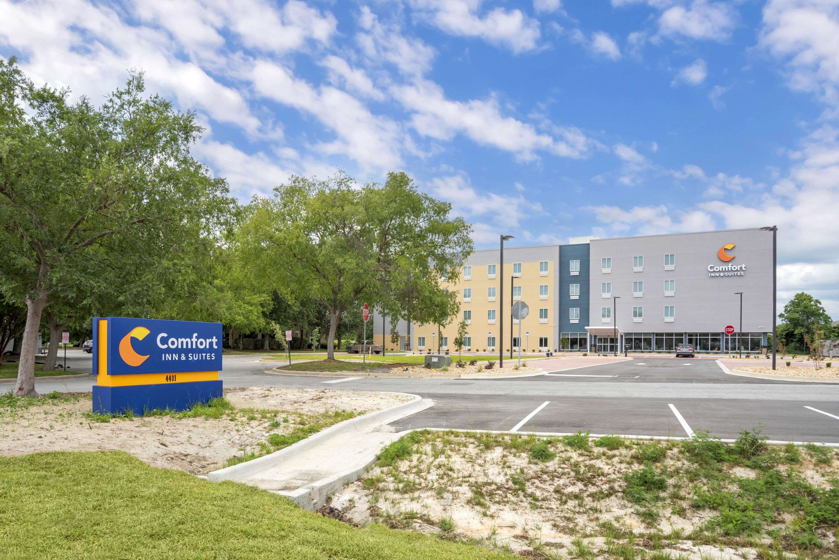 Hotel exterior | Comfort Inn & Suites Destin near Henderson Beach