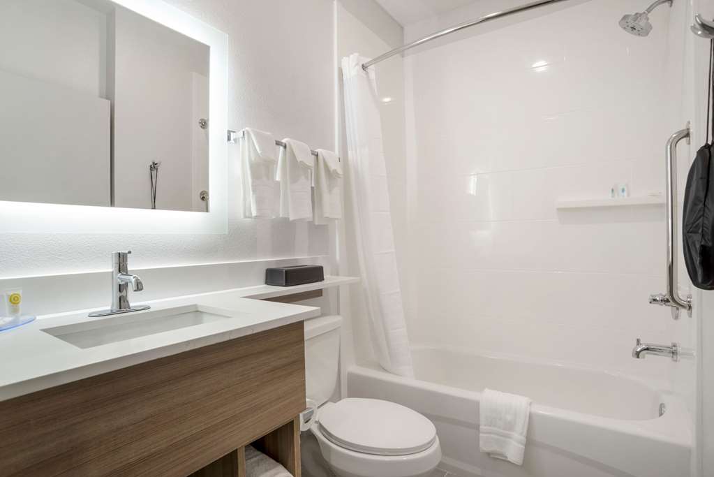 COMFORT INN AND SUITES DESTIN NEAR-guestroom-Guest Room,Bathroom,On-Site.jpg