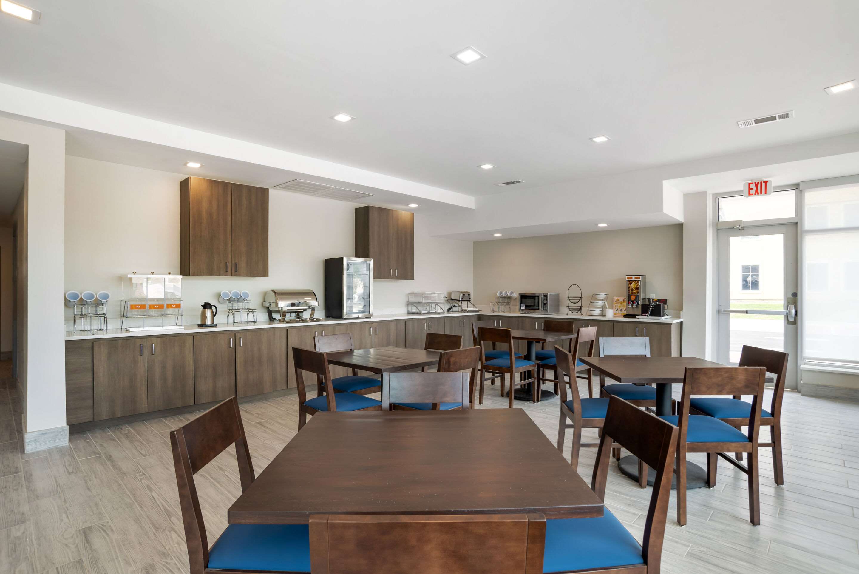 Breakfast area | Comfort Inn & Suites Destin near Henderson Beach