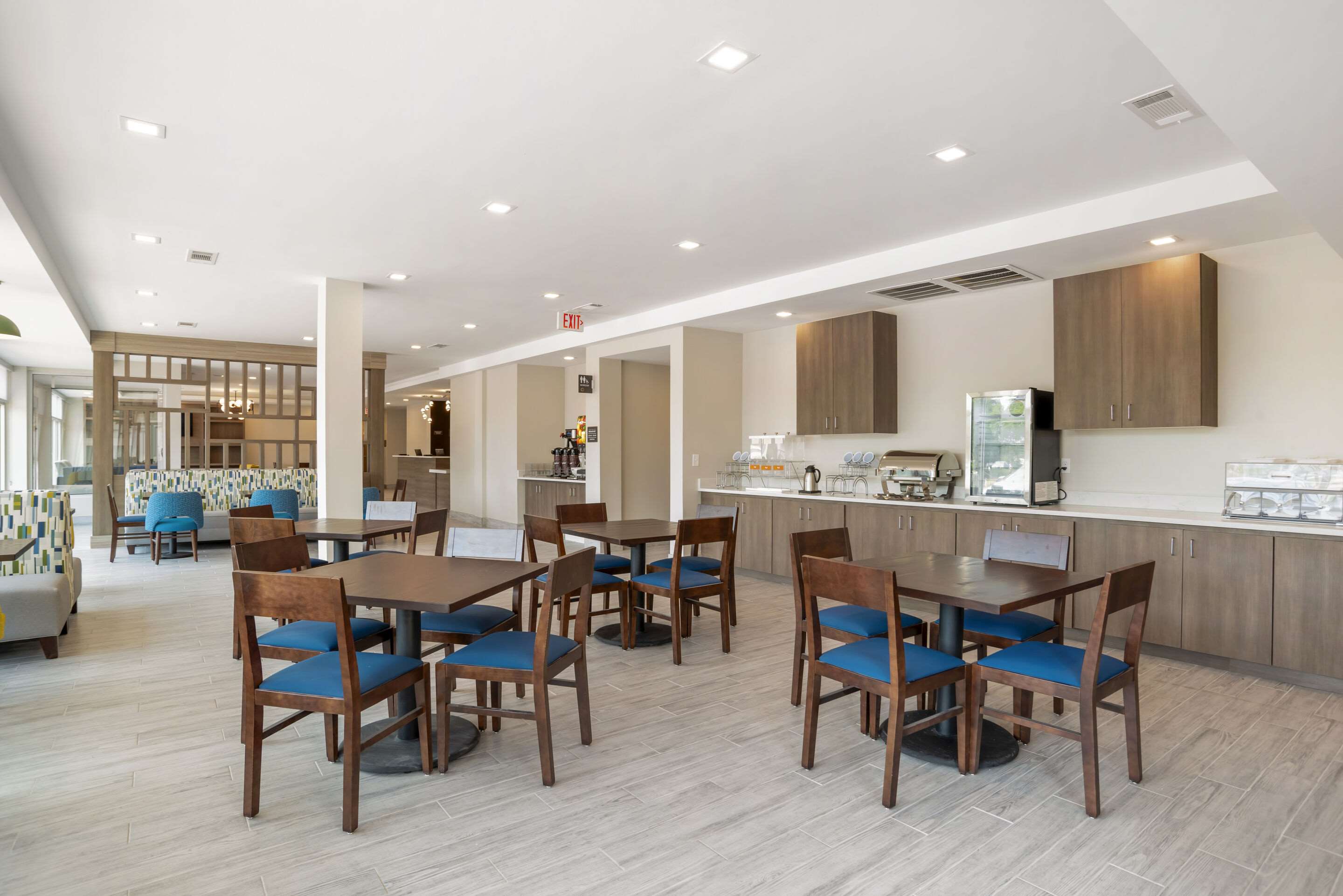 Enjoy breakfast in this seating area | Comfort Inn & Suites Destin near Henderson Beach
