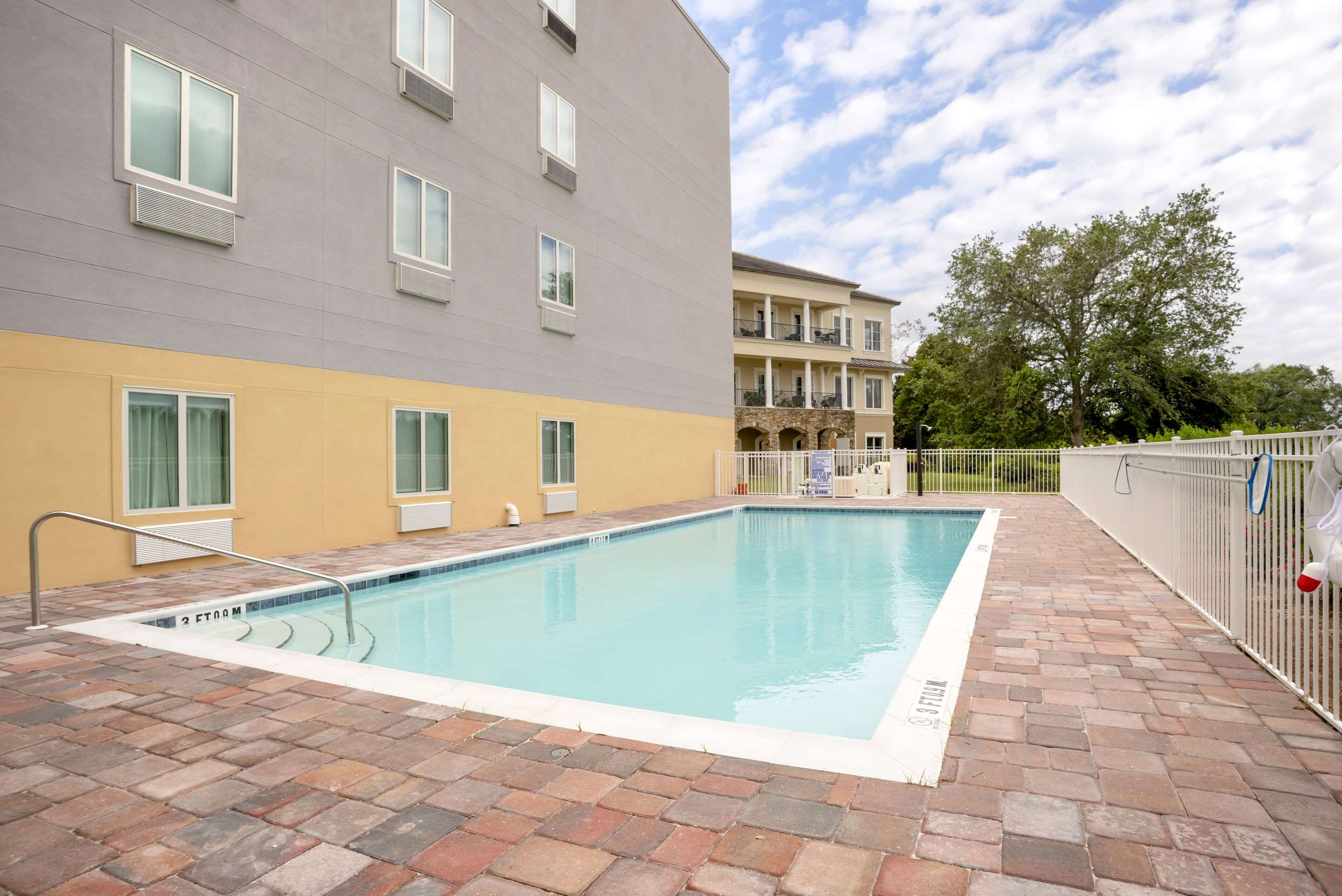 Outdoor pool | Comfort Inn & Suites Destin near Henderson Beach