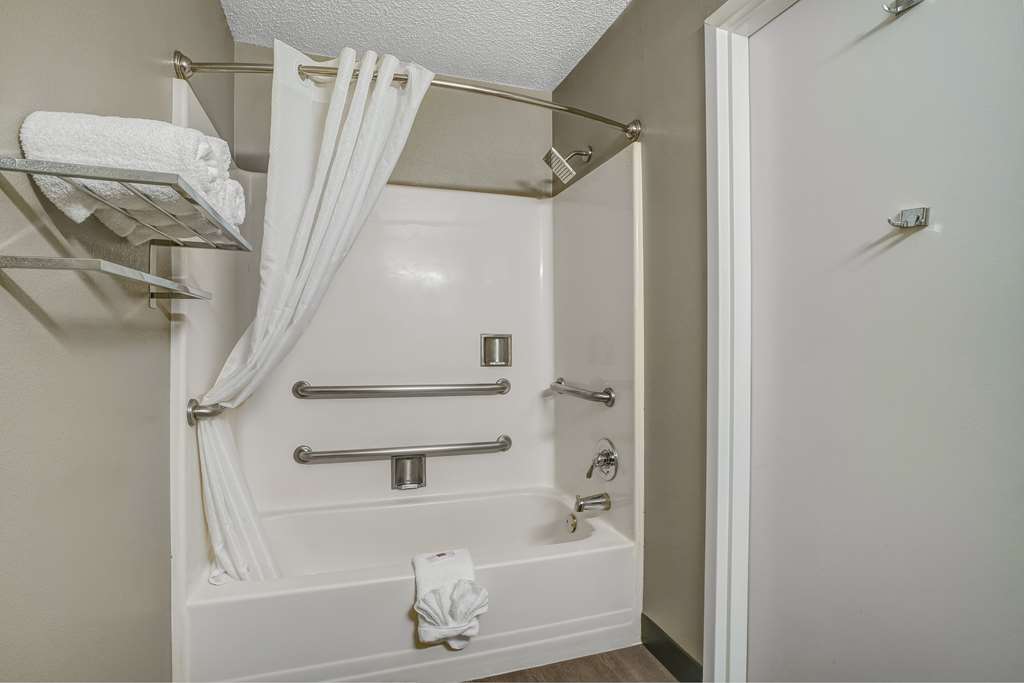 STUDIO 6 TEXARKANA, TX-guestroom-Guest Room,Bathroom,Accessibility,On-Site.jpg