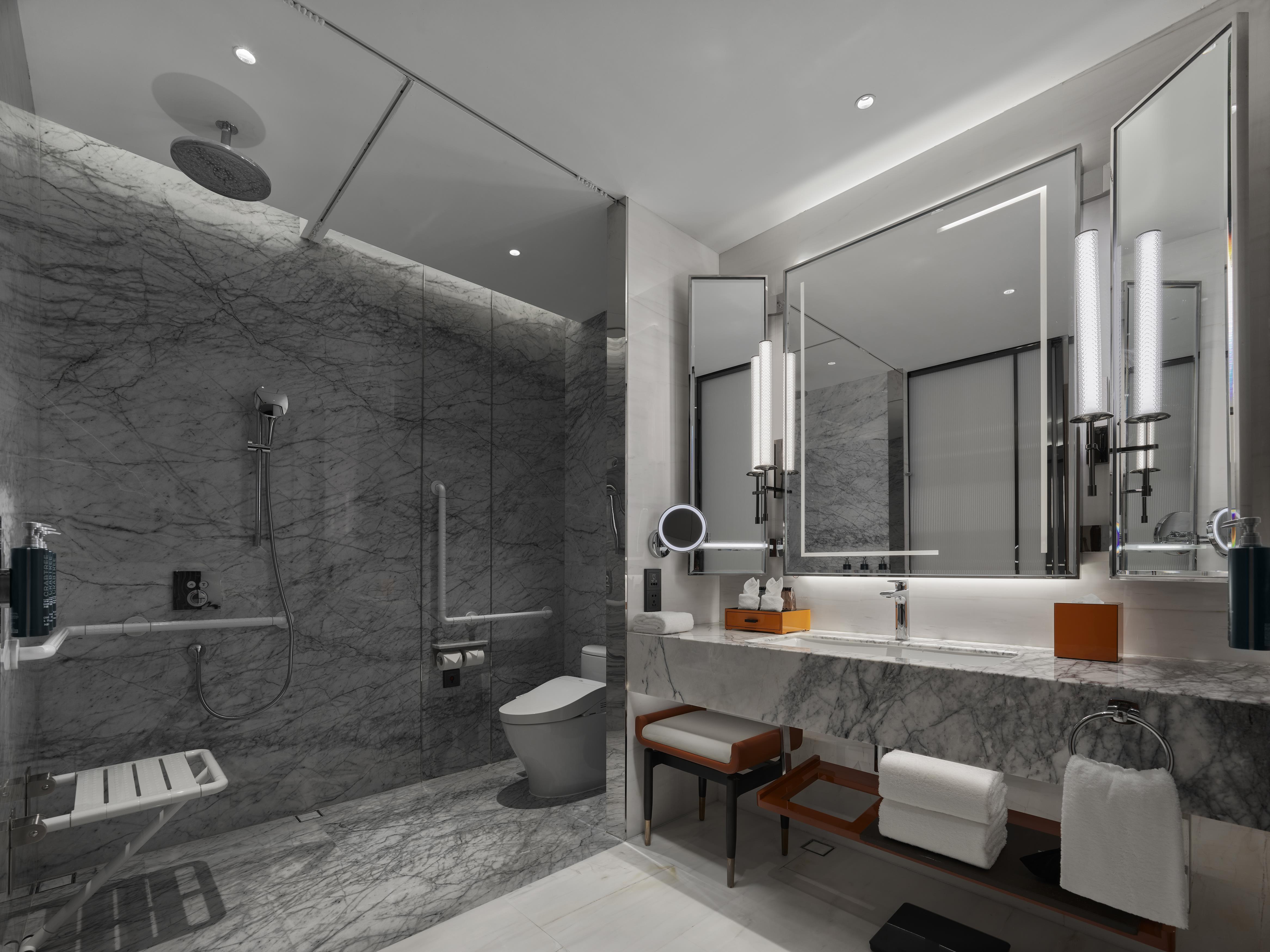 DoubleTree by Hilton Cangnan Room Type - KING ACCESSIBLE ROOM