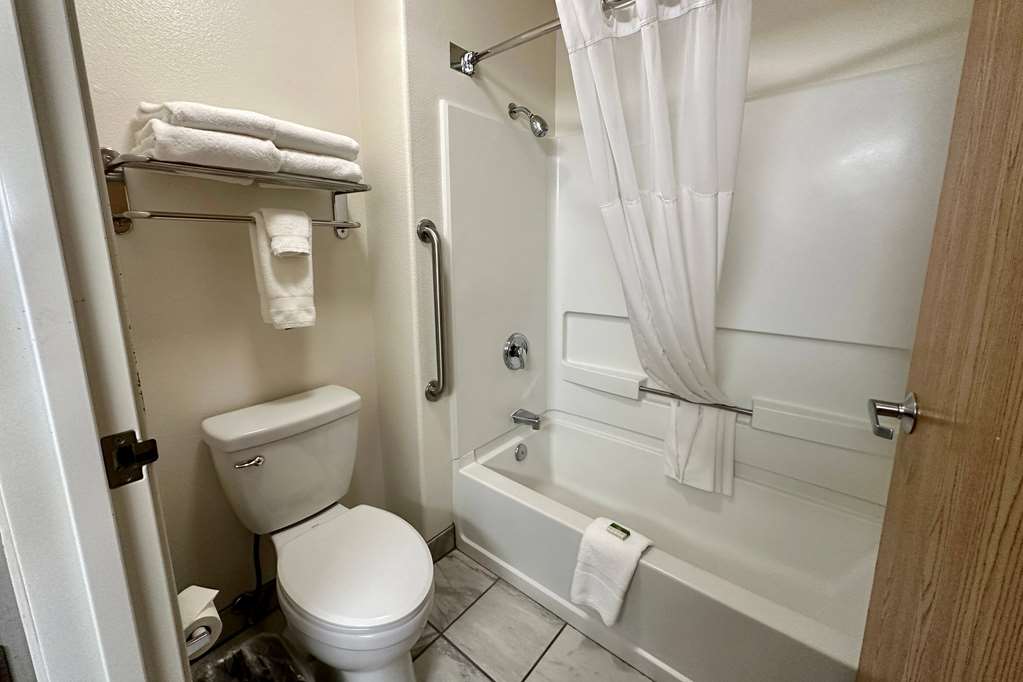 WINGATE BY WYNDHAM NEW CASTLE - GLE-guestroom-Guest Room,Bathroom,On-Site.jpg