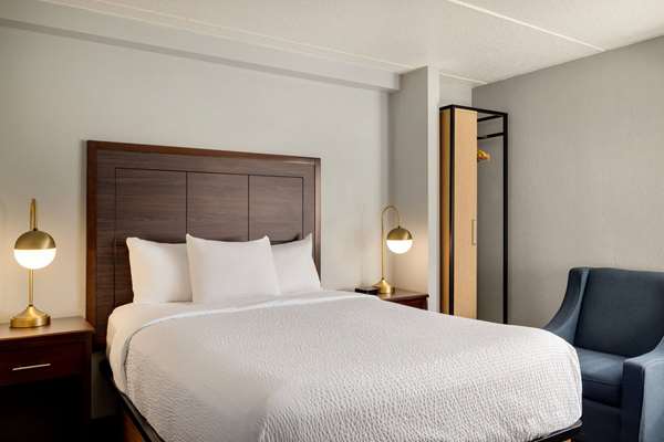 1 Queen Bed, Mobility Accessible Room, Roll-In Shower, Non-Smoking
