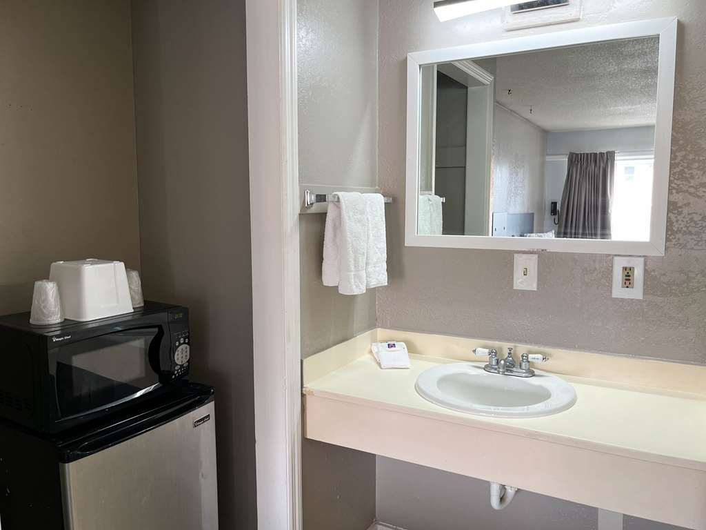 MOTEL 6 CORDELE GA-guestroom-Guest Room,Bathroom,On-Site.jpg