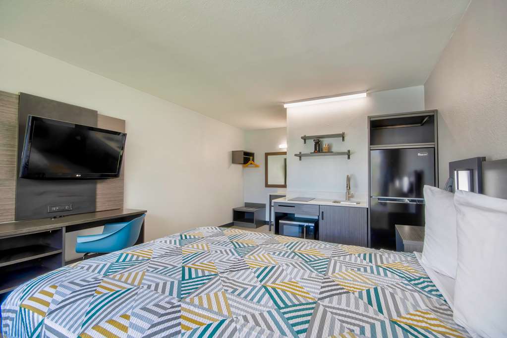 STUDIO 6 ROSENBERG, TX-guestroom-Guest Room,Suite,On-Site.jpg
