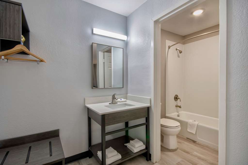 STUDIO 6 ROSENBERG, TX-guestroom-Guest Room,Bathroom,On-Site.jpg