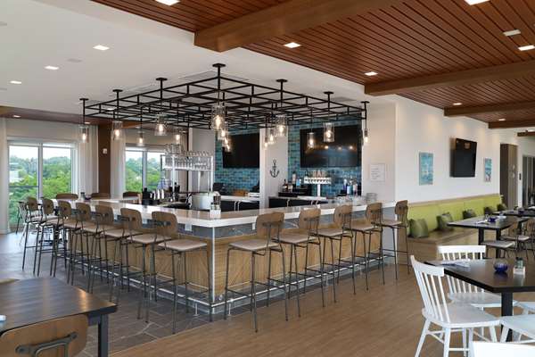 Bar - Hampton Inn & Suites Manistee