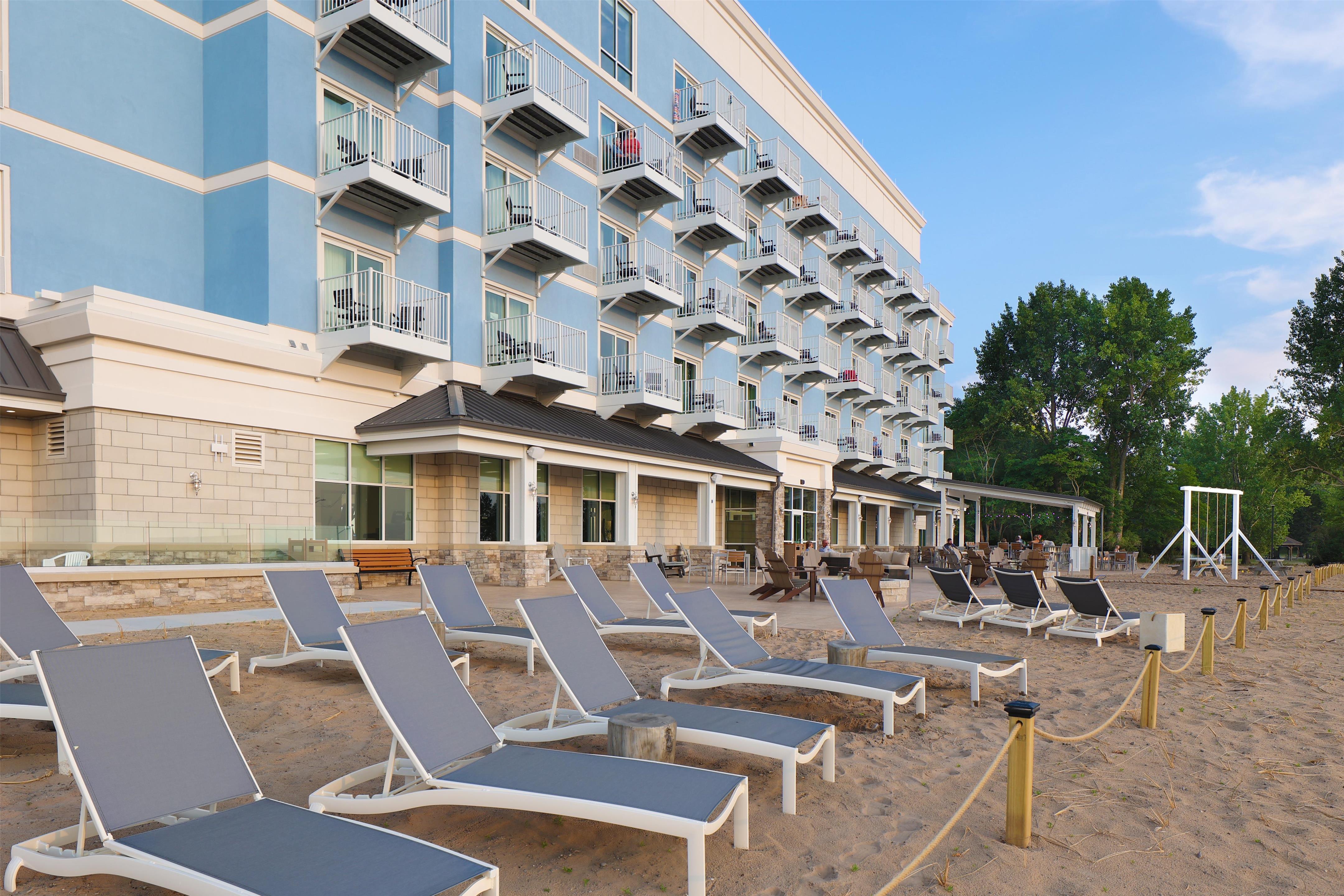 Exterior | Hampton Inn & Suites Manistee Waterfront