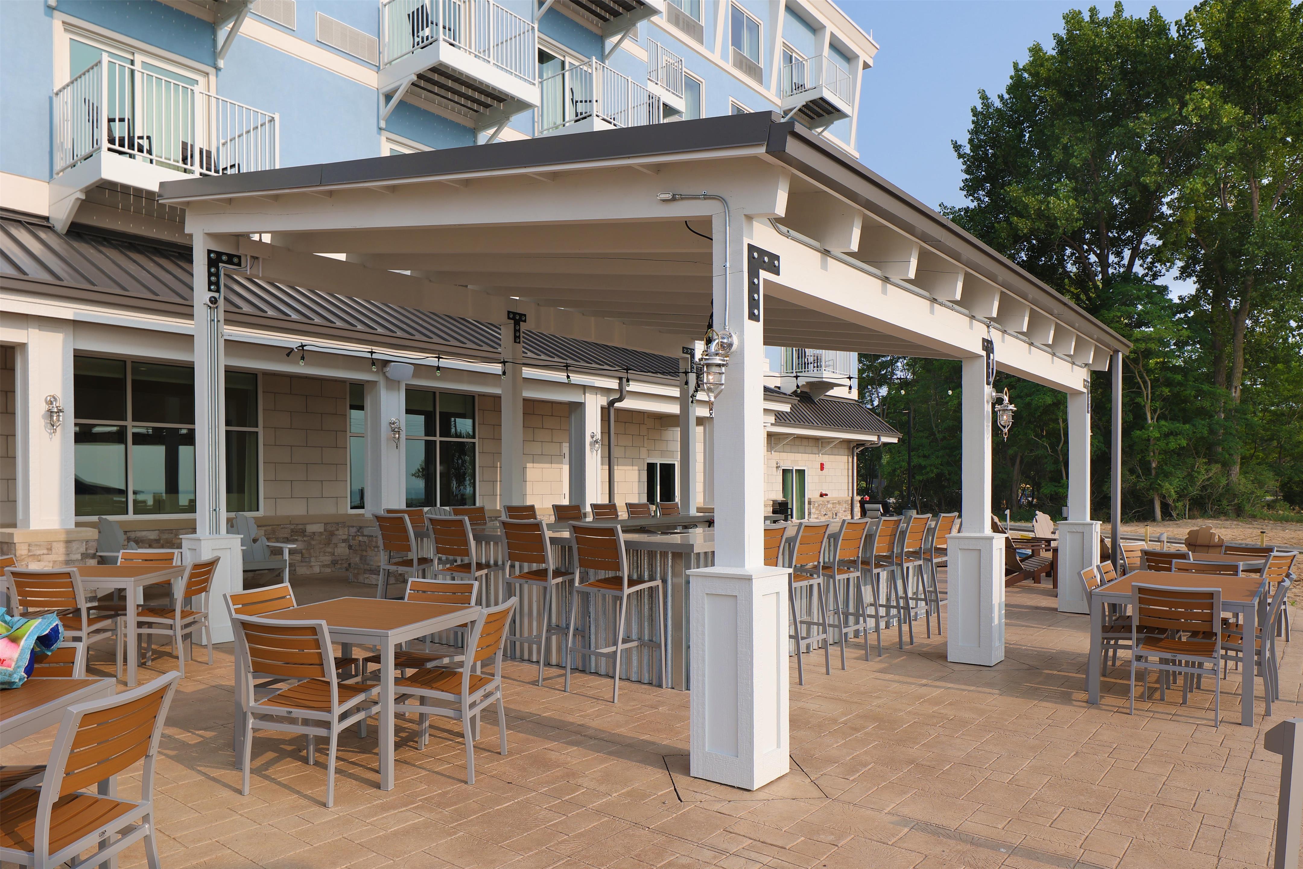 Restaurant | Hampton Inn & Suites Manistee Waterfront