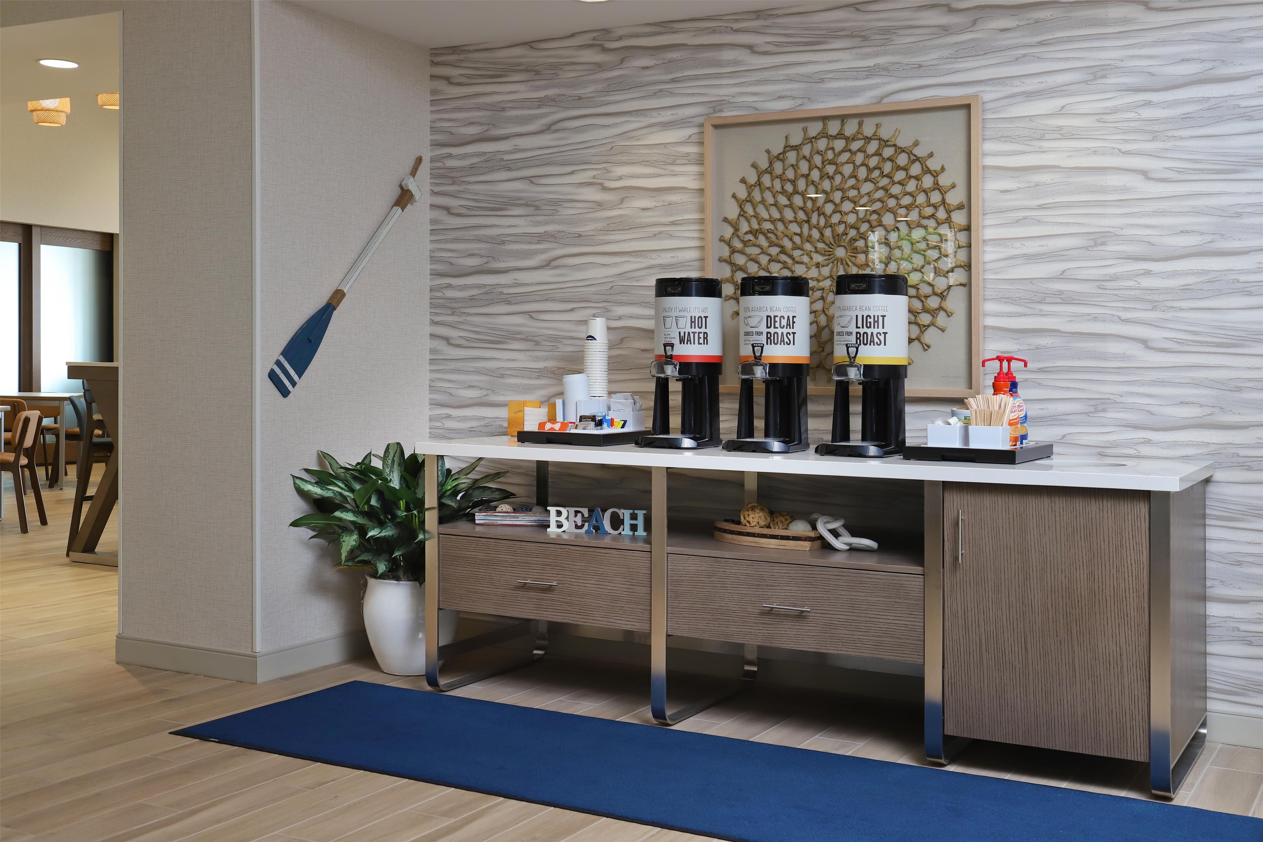 Restaurant | Hampton Inn & Suites Manistee Waterfront