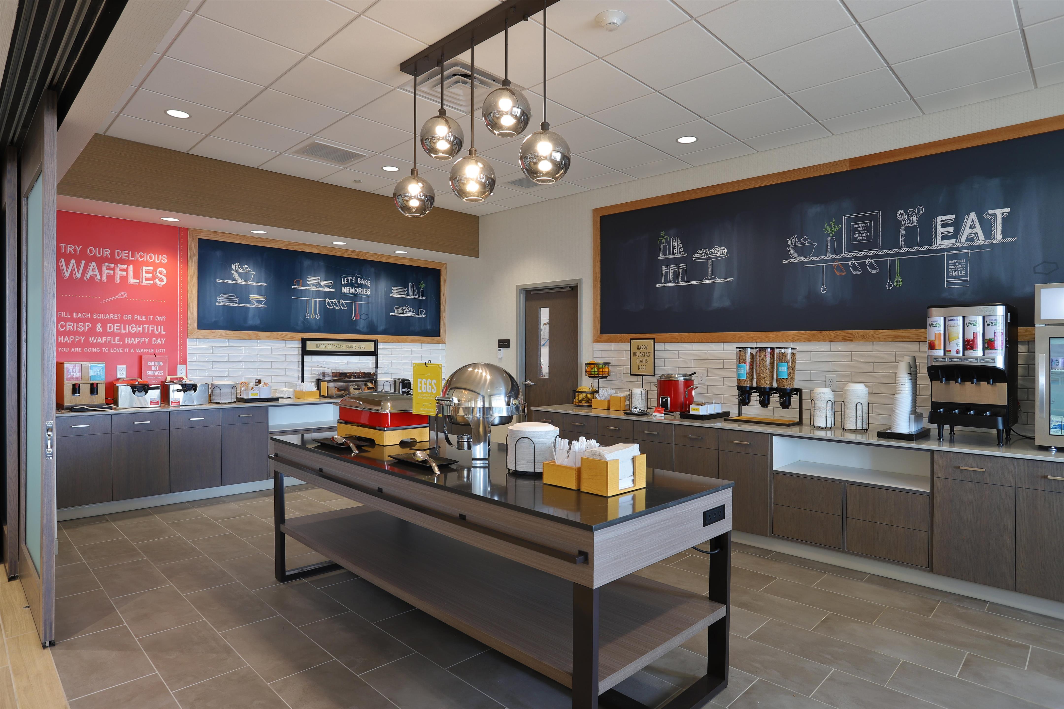 Breakfast Area | Hampton Inn & Suites Manistee Waterfront