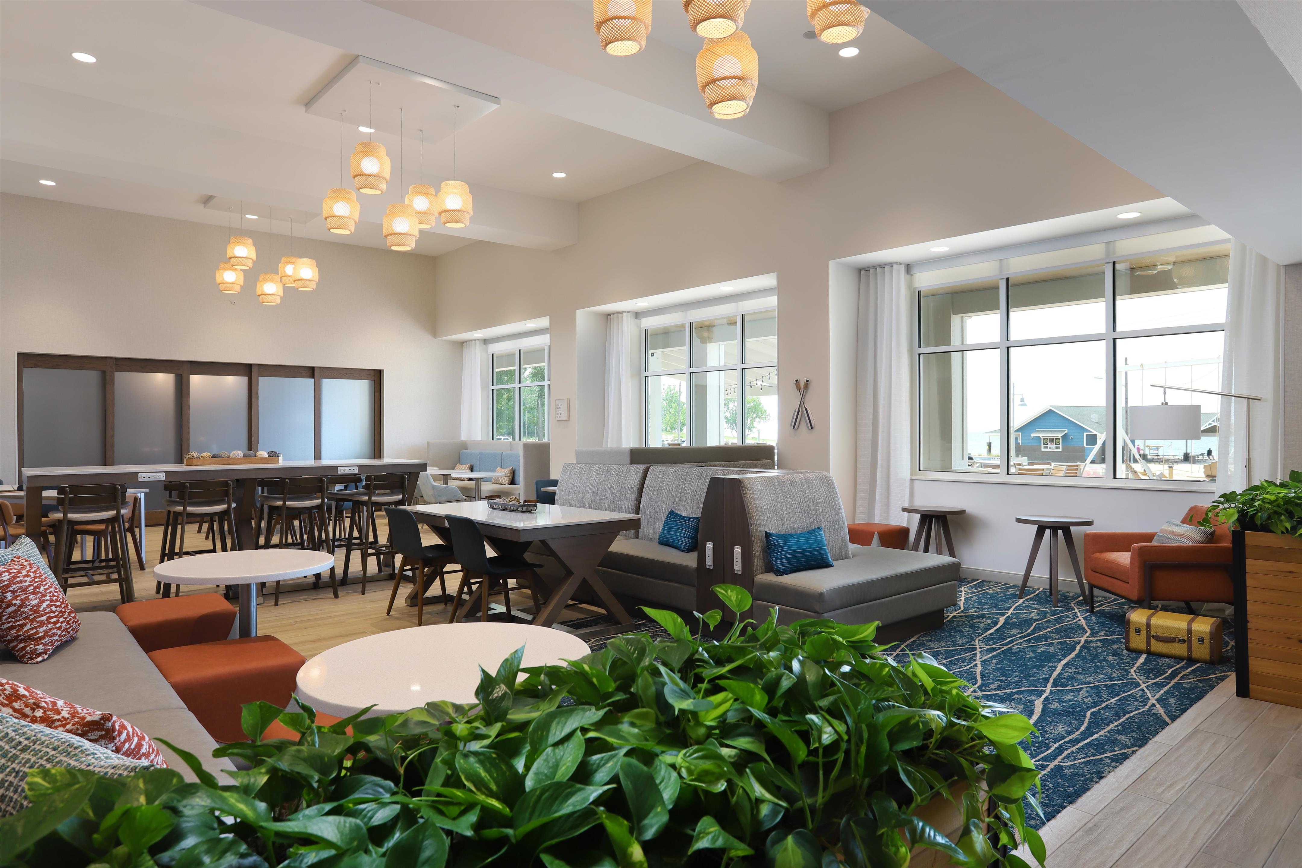Breakfast Area | Hampton Inn & Suites Manistee Waterfront
