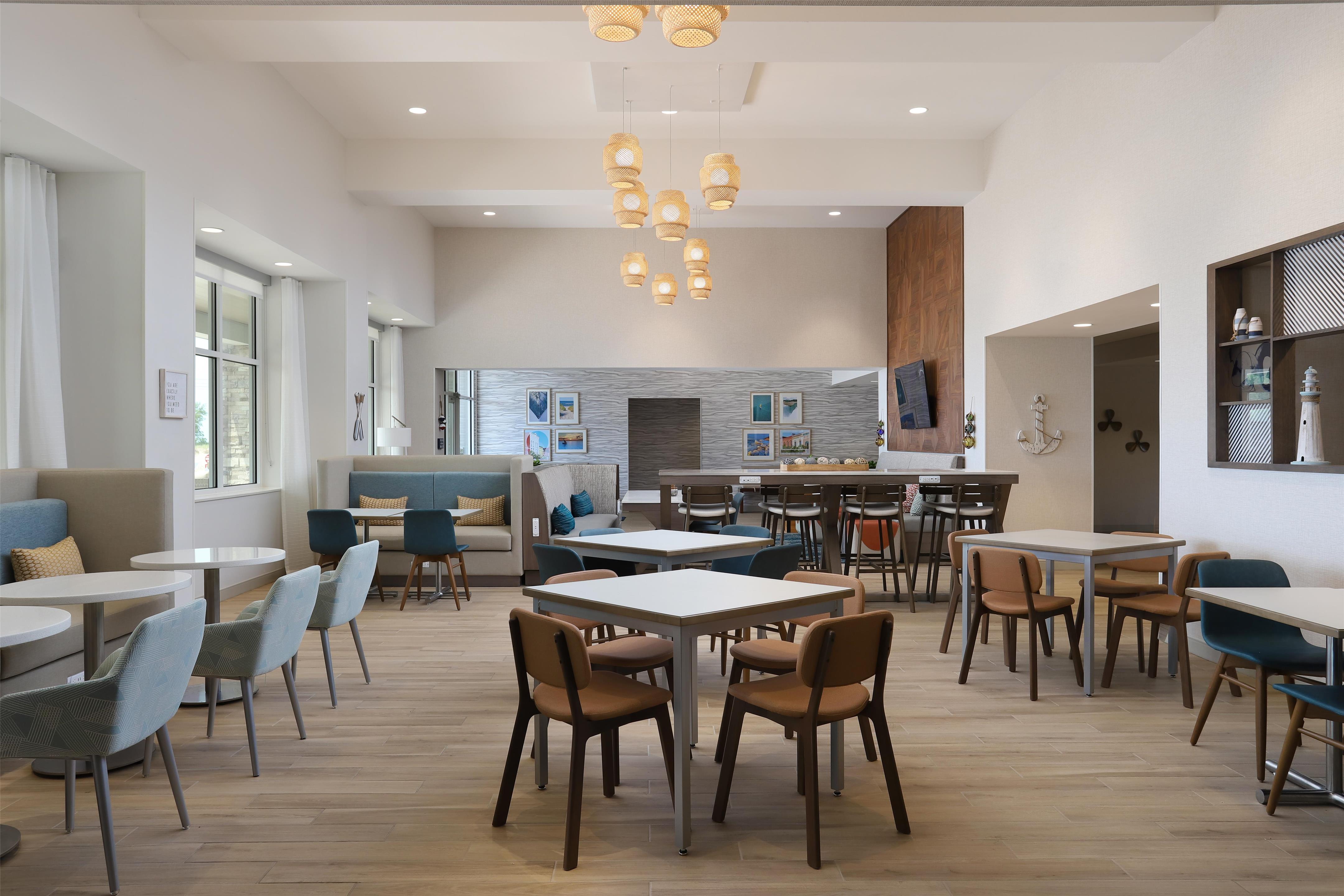 Breakfast Area | Hampton Inn & Suites Manistee Waterfront