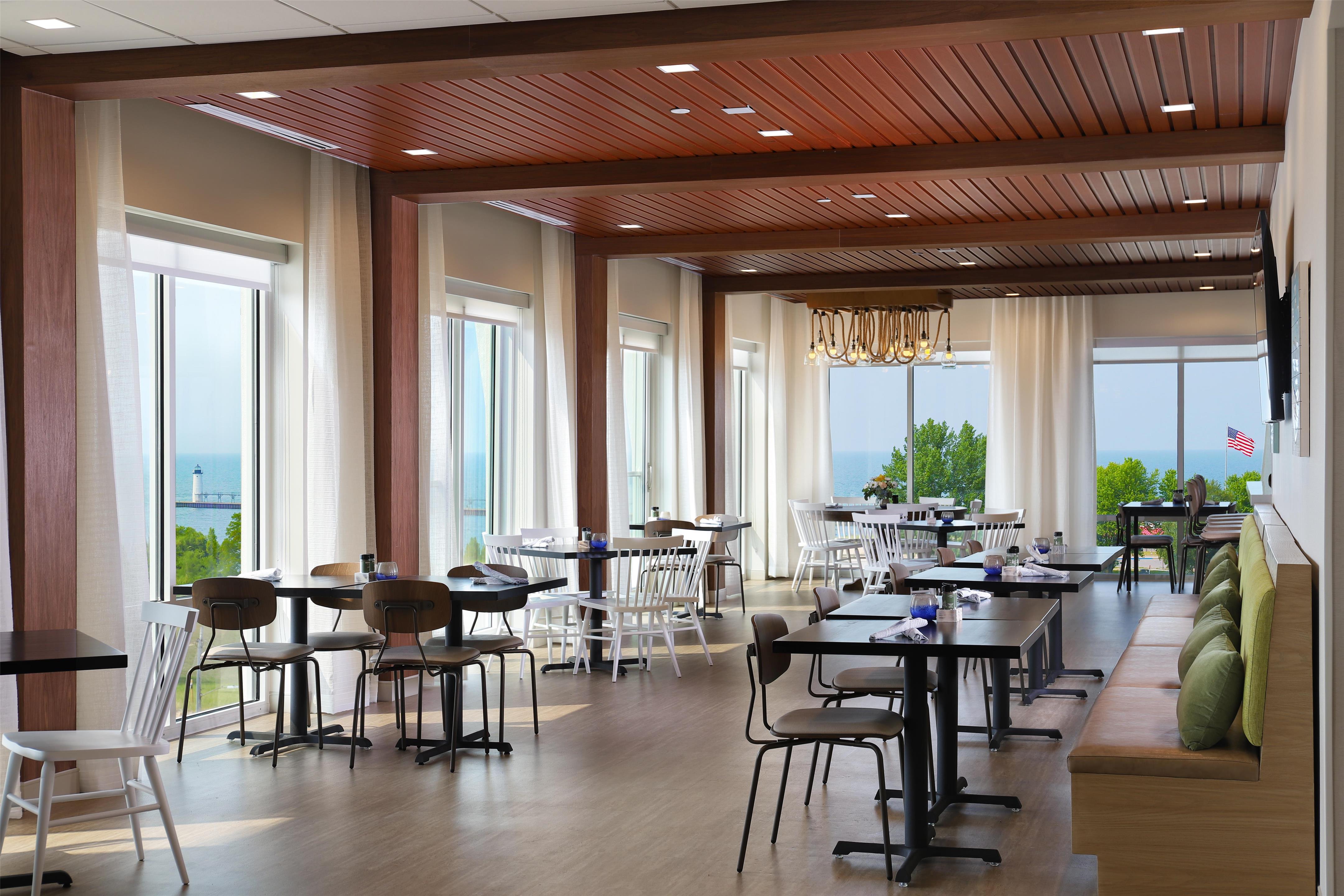 Restaurant | Hampton Inn & Suites Manistee Waterfront