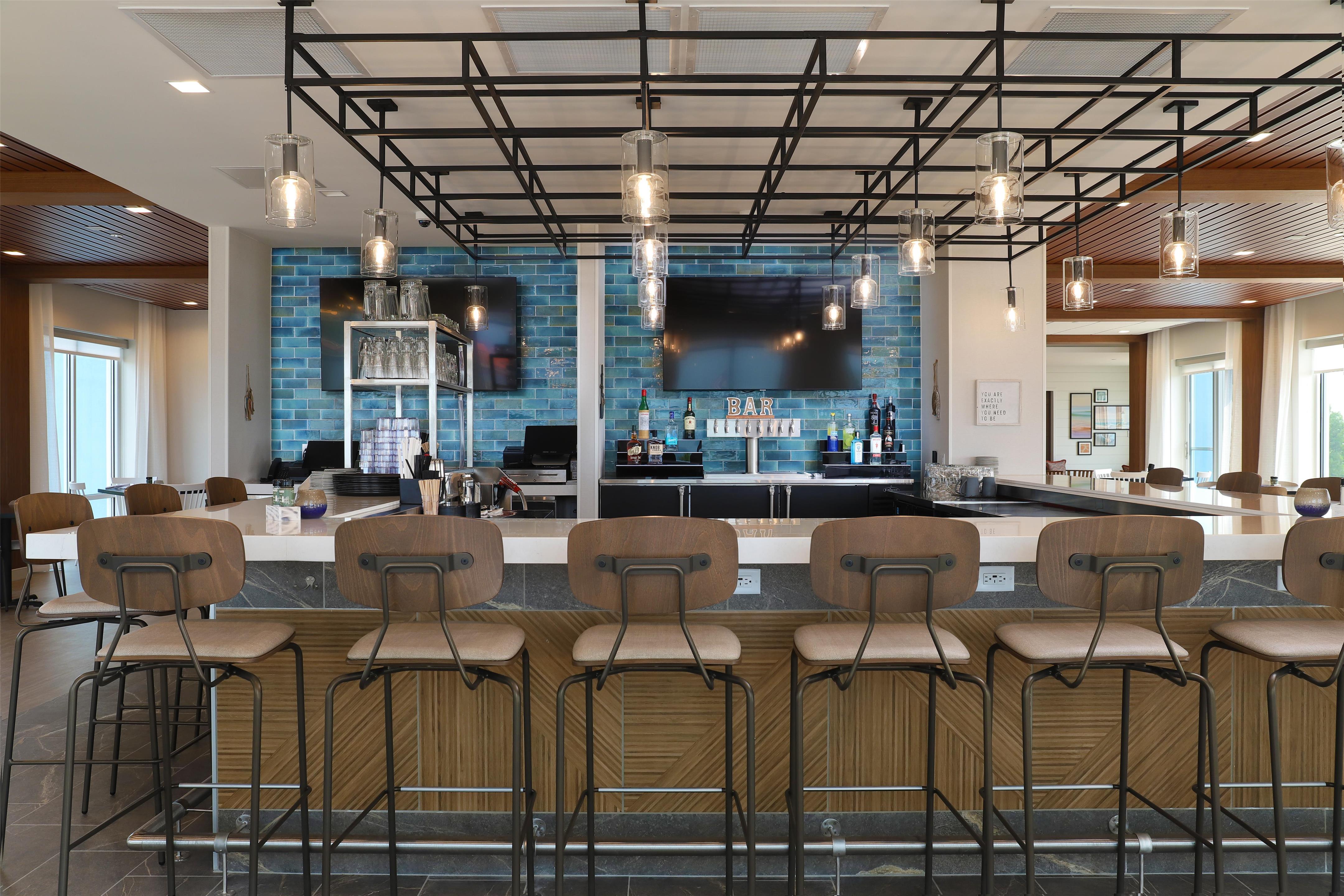 BarLounge | Hampton Inn & Suites Manistee Waterfront
