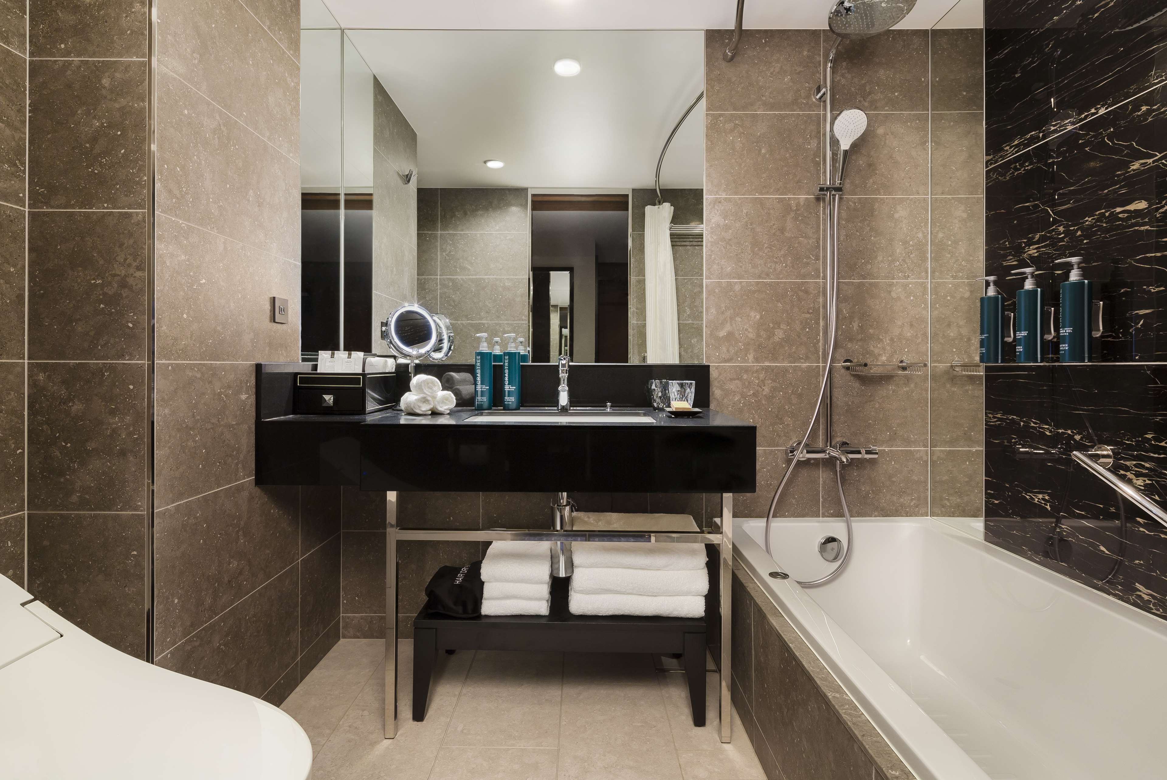 Hilton Yokohama Room Type - TWIN DELUXE ROOM HIGH FLR