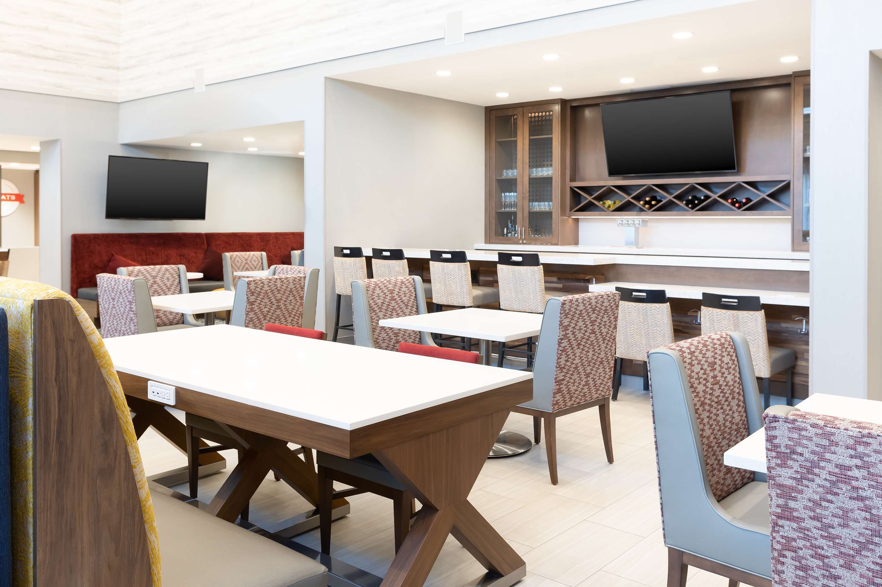 Lobby | Hampton Inn & Suites Santa Rosa Sonoma Wine Country