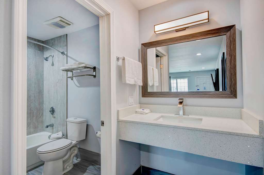 MOTEL 6 ARANSAS PASS TX-guestroom-Guest Room,Bathroom,On-Site.jpg
