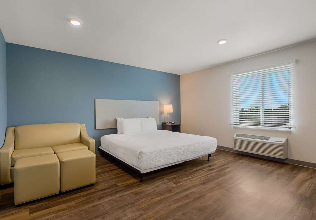 WOODSPRING SUITES ROANOKE-guestroom-Guest Room,On-Site.jpg