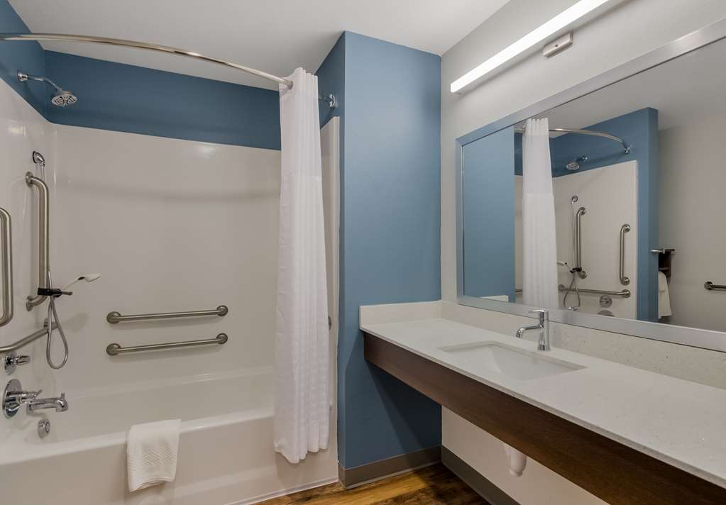 WOODSPRING SUITES ROANOKE-guestroom-Guest Room,Bathroom,On-Site.jpg