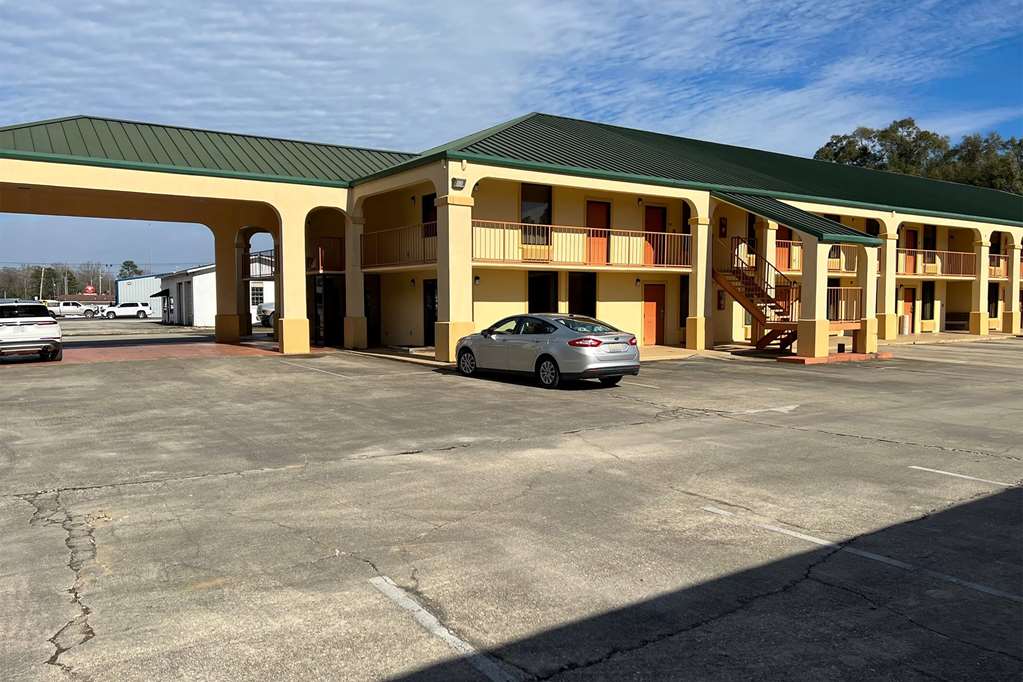 Days Inn & Suites by Wyndham Brewton