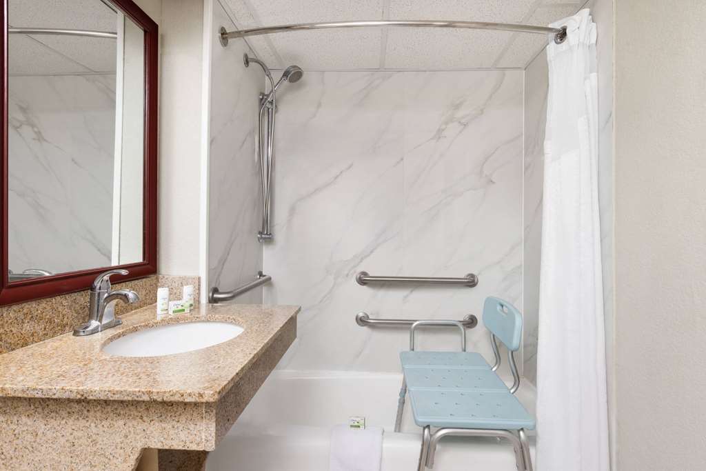 WINGATE BY WYNDHAM KANSAS CITY-guestroom-Guest Room,Bathroom,Accessibility,On-Site.jpg